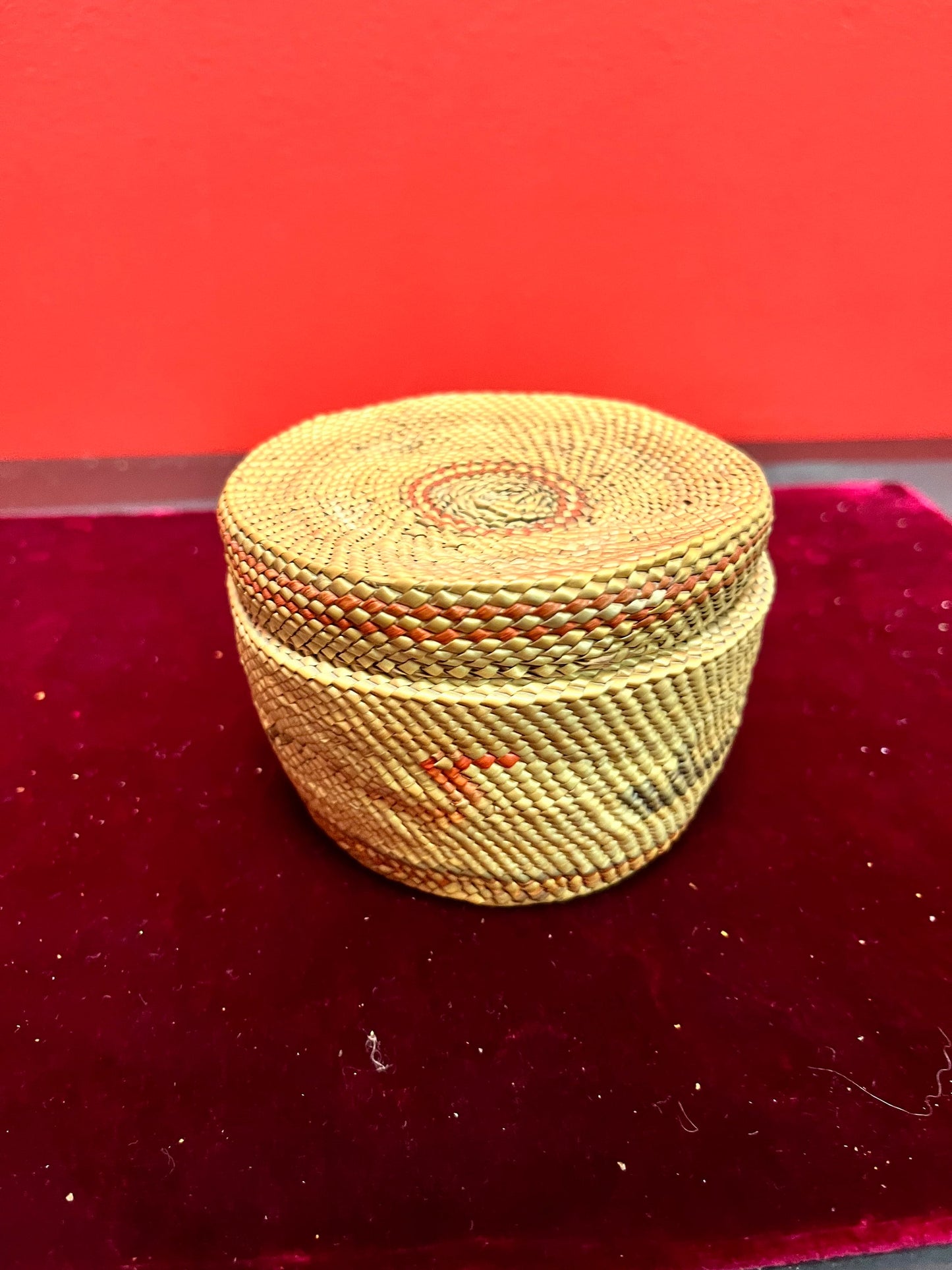 Stunning indigenous 3 inch high first nations coast Salish rightly woven basket - great condition