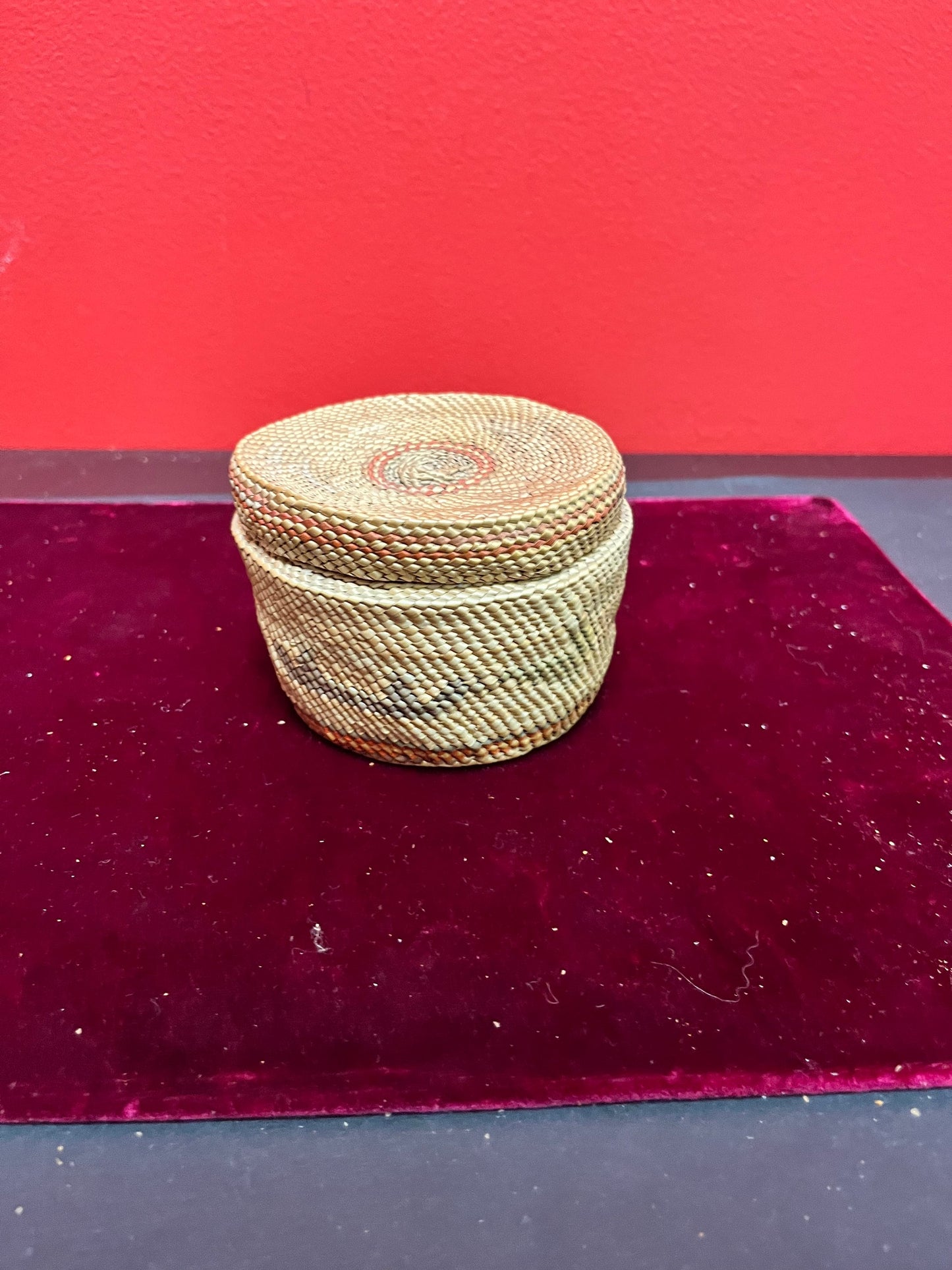 Stunning indigenous 3 inch high first nations coast Salish rightly woven basket - great condition