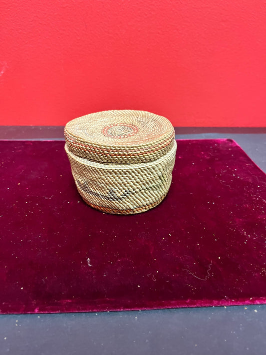 Stunning indigenous 3 inch high first nations coast Salish rightly woven basket - great condition