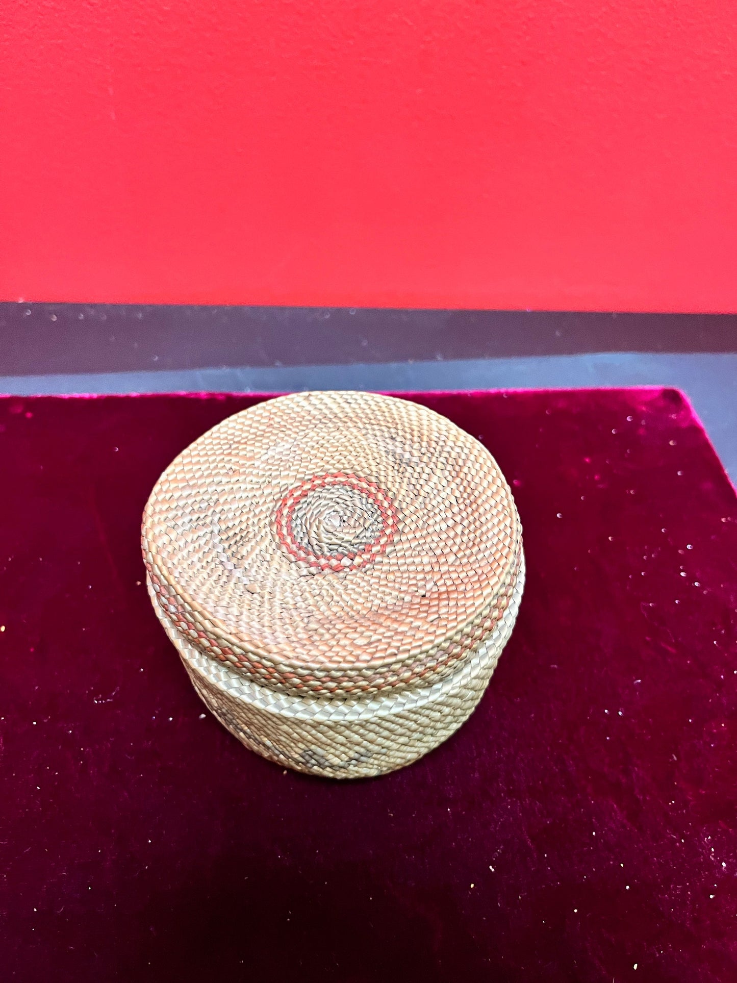 Stunning indigenous 3 inch high first nations coast Salish rightly woven basket - great condition
