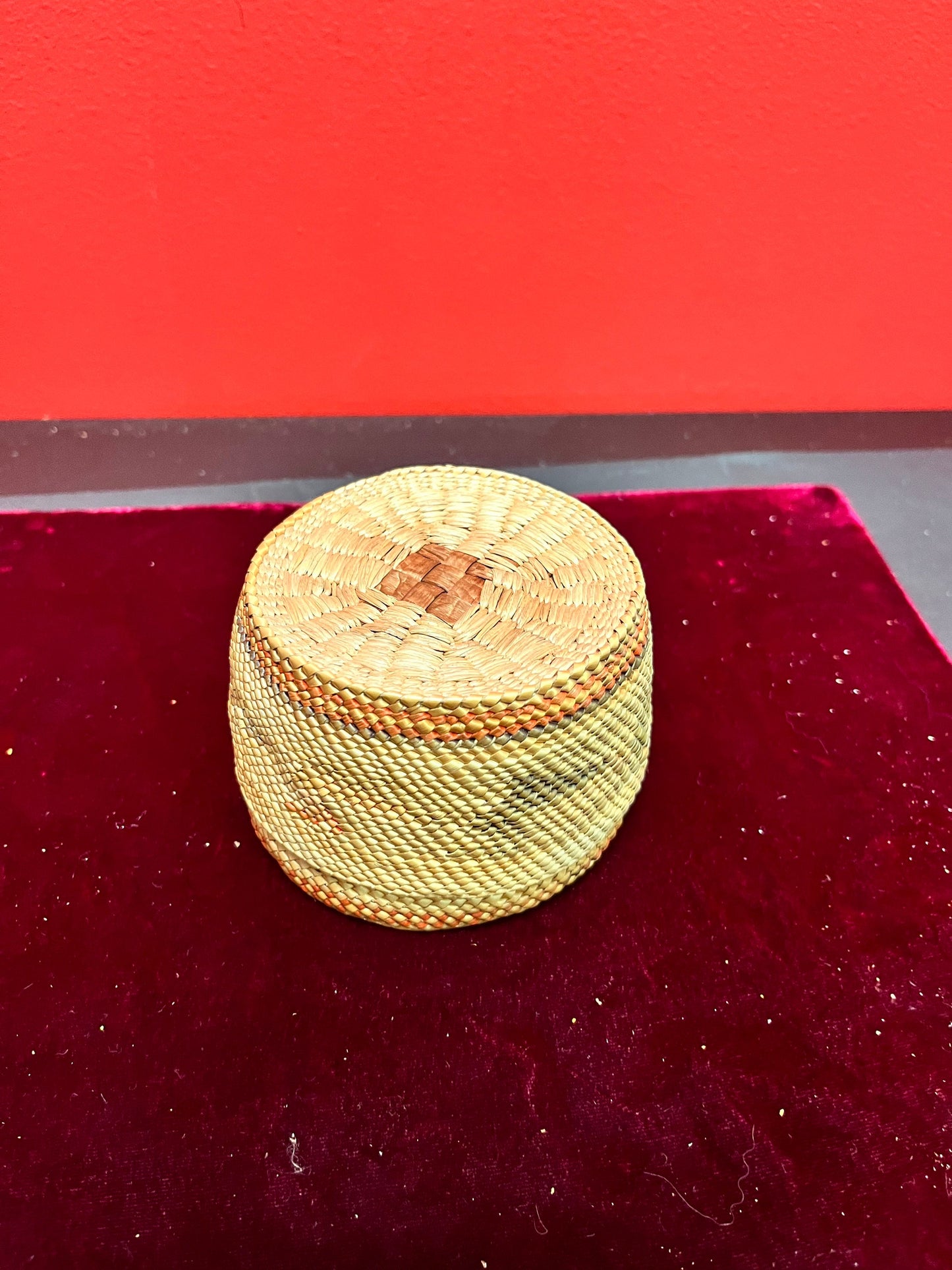 Stunning indigenous 3 inch high first nations coast Salish rightly woven basket - great condition