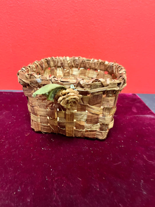 5 x 3“ high Eastern Canadian cedar bark basket with rose