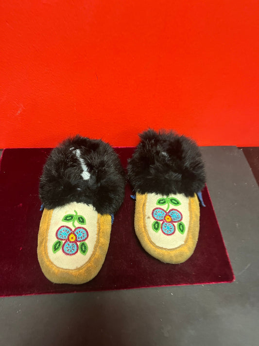 7 1/2 inch long indigenous First Nations Pacific Northwest coast  beaded and leather and fur moccasin shoes  good condition