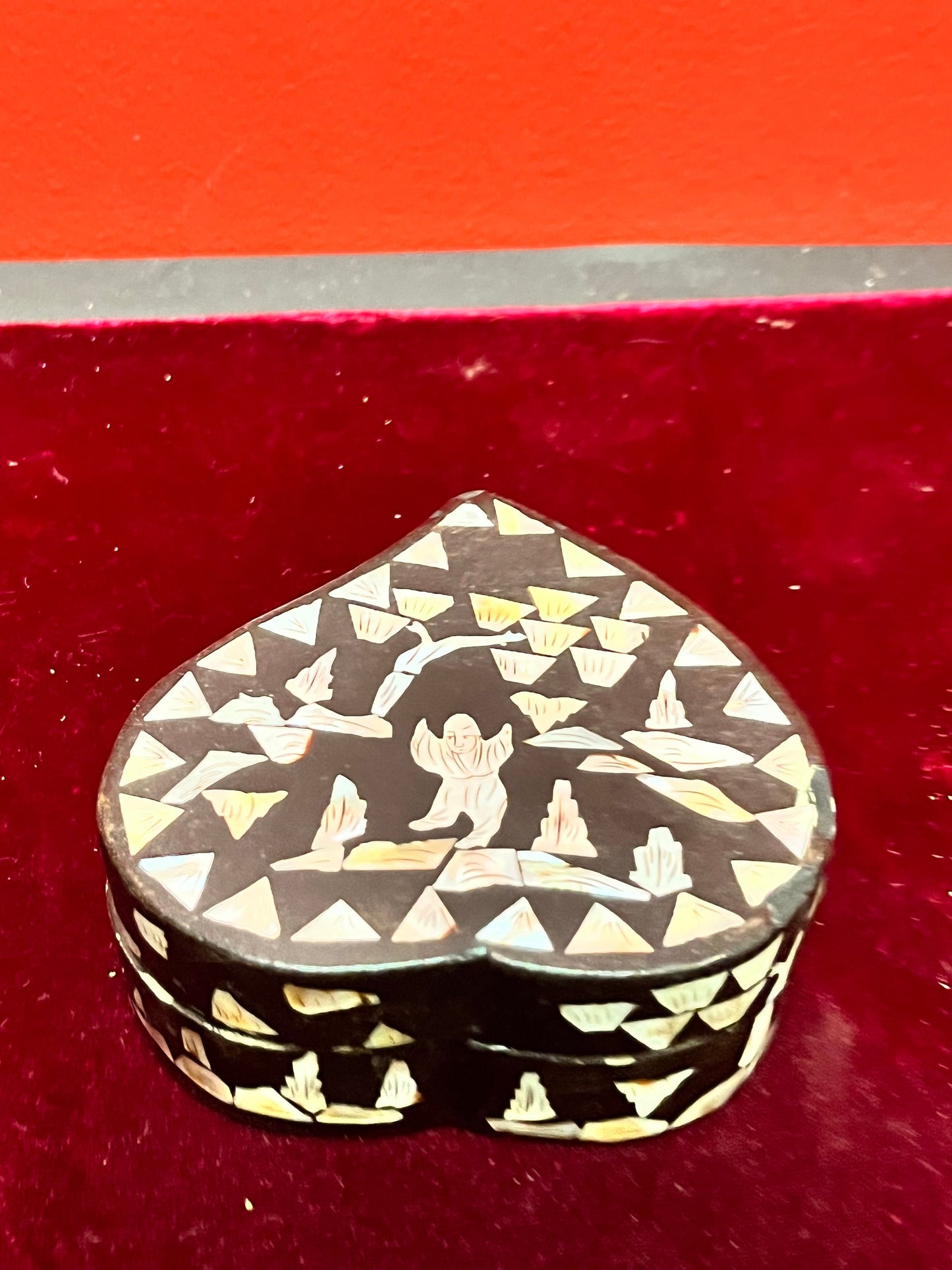 Lovely 4 x 2 high Japanese mother of pearl and lacquer box  great gift