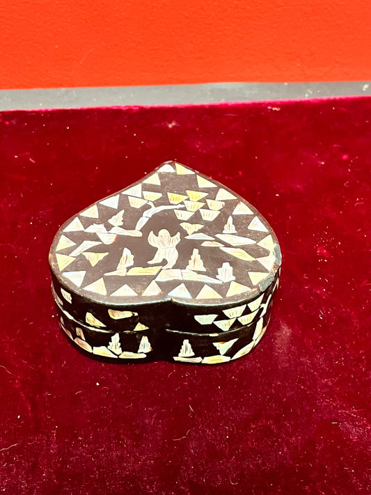 Lovely 4 x 2 high Japanese mother of pearl and lacquer box  great gift