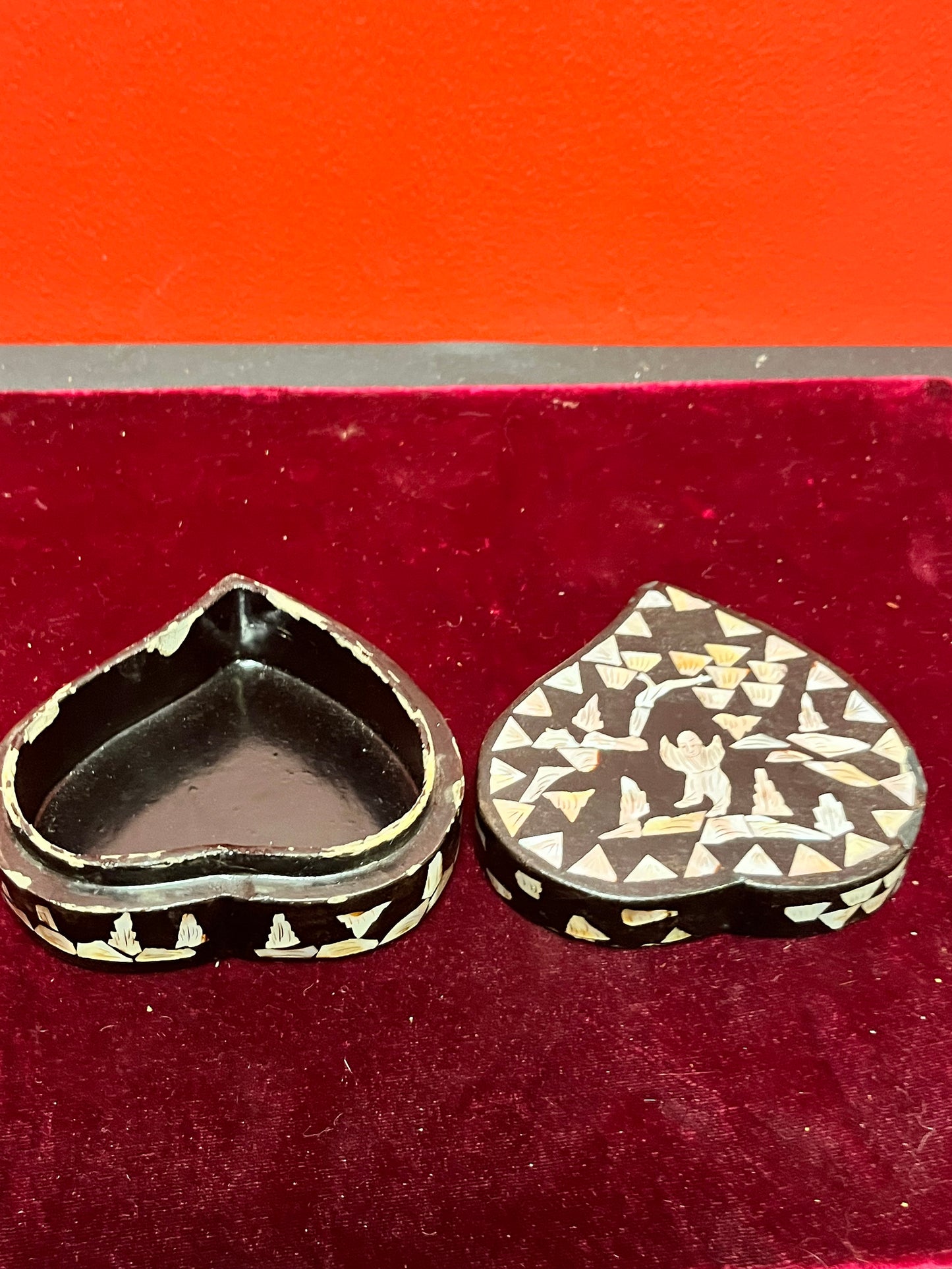 Lovely 4 x 2 high Japanese mother of pearl and lacquer box  great gift