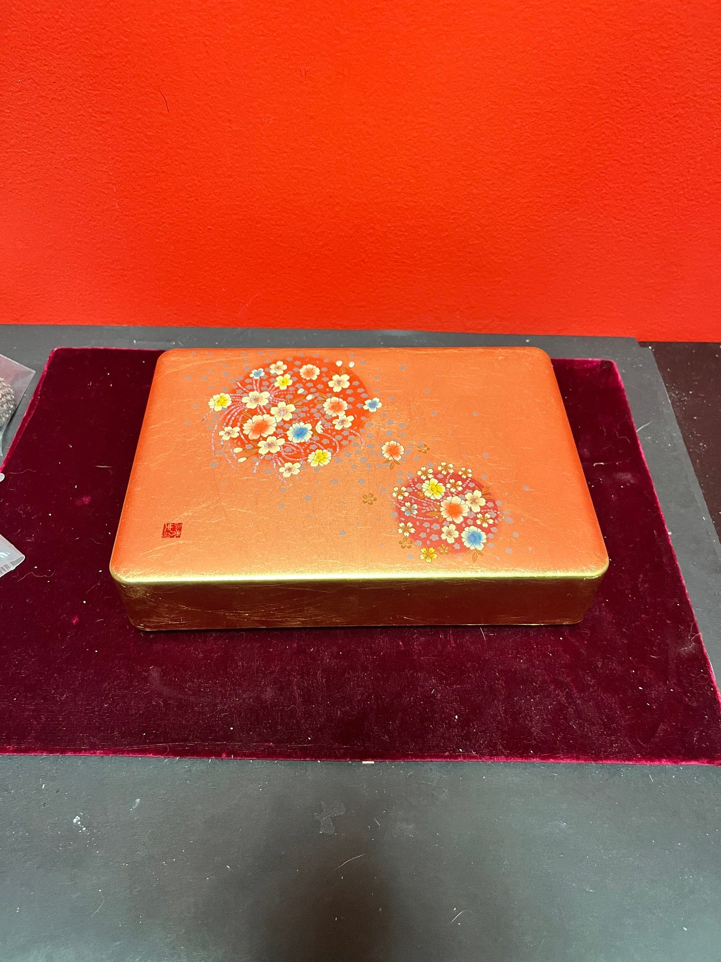 Lovely 8 x 6 x 2 high Japanese lacquer and painted box  exceptional quality in good condition