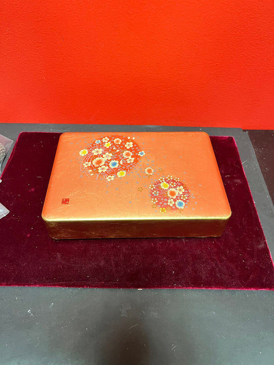 Lovely 8 x 6 x 2 high Japanese lacquer and painted box  exceptional quality in good condition