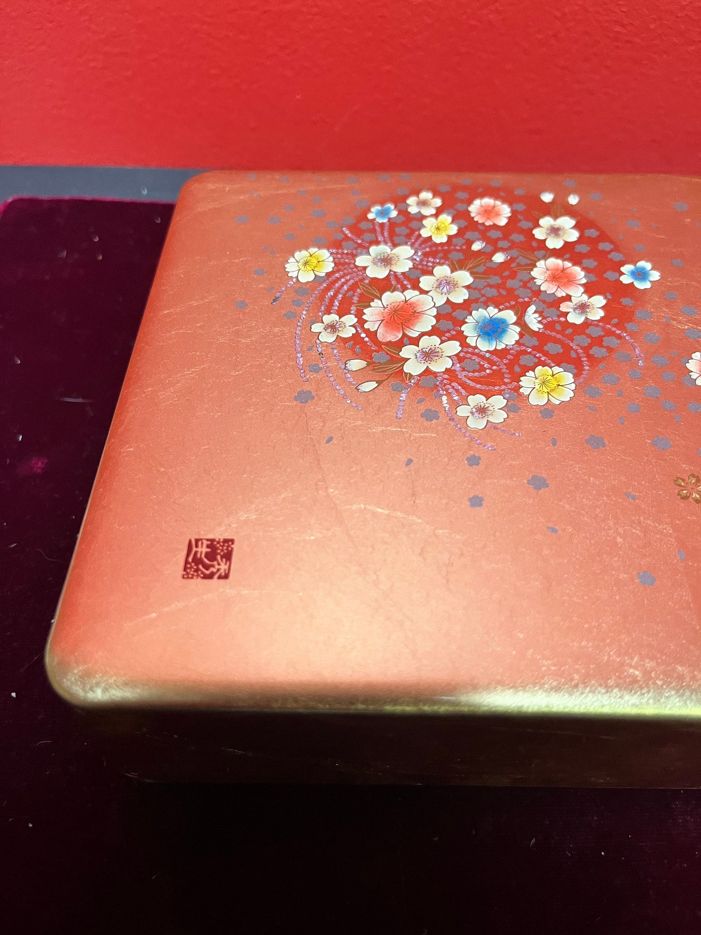 Lovely 8 x 6 x 2 high Japanese lacquer and painted box  exceptional quality in good condition