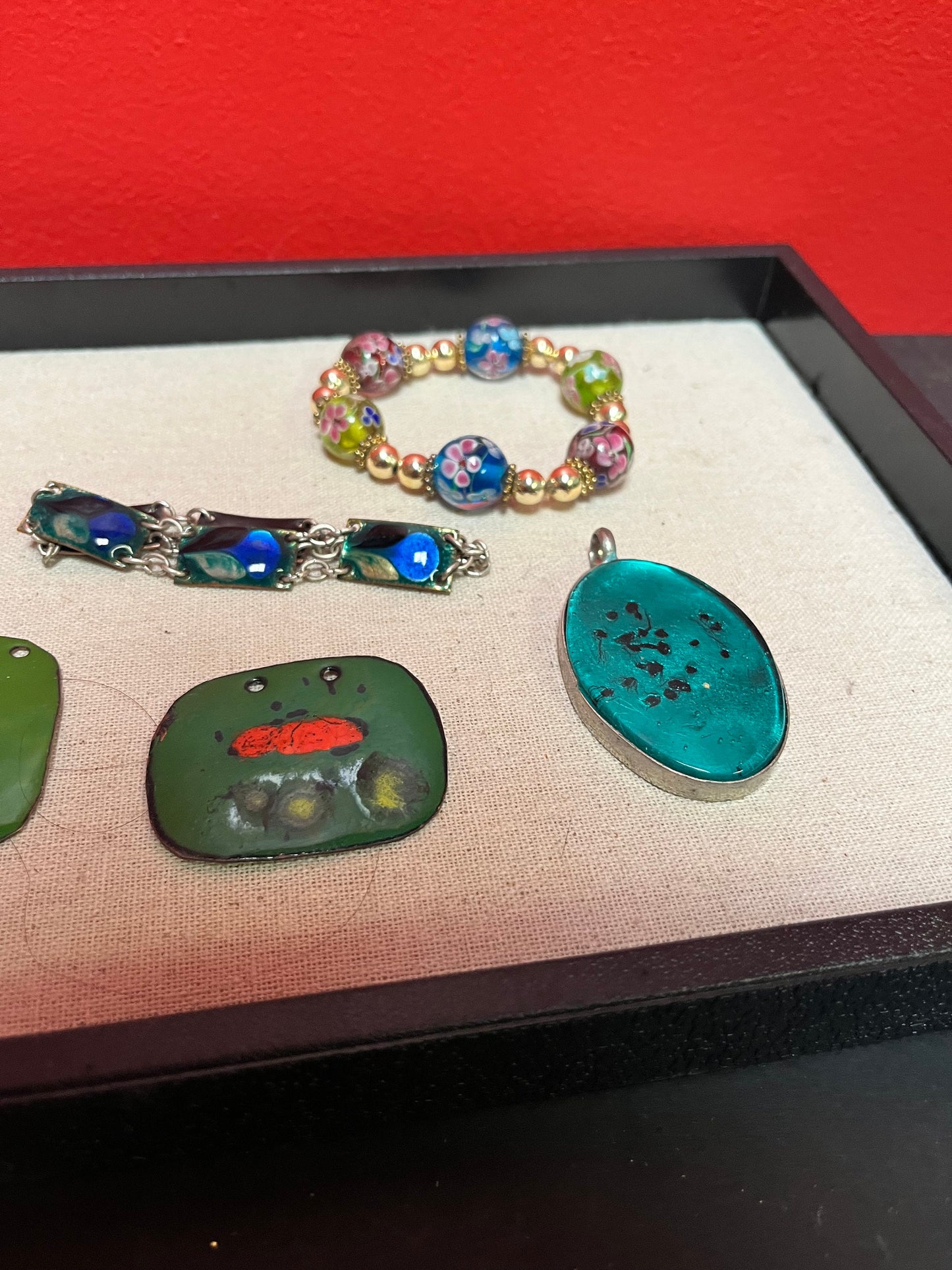 Nice lot of enamel jewellery   perfect for gifts or resale - value priced