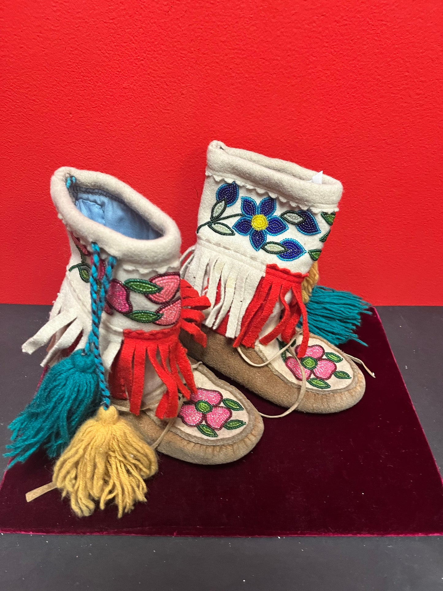 7 x 8 high antique, indigenous, first nations, pacific northwest coast moccasin boots   great condition