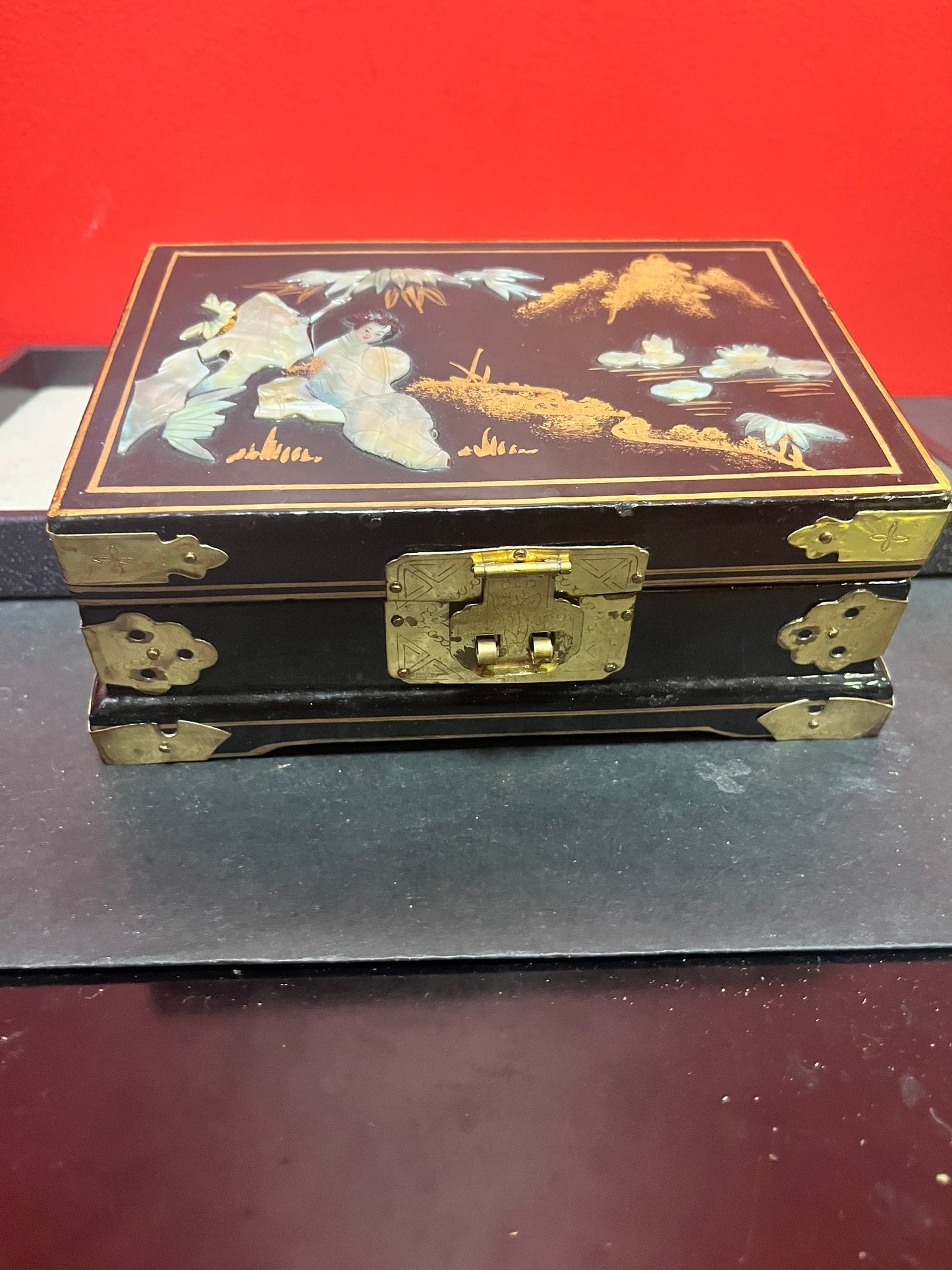Lovely 7 x 5 x 3“ high Japanese hard-stone and lacquer jewellery box  great condition and a lovely gift