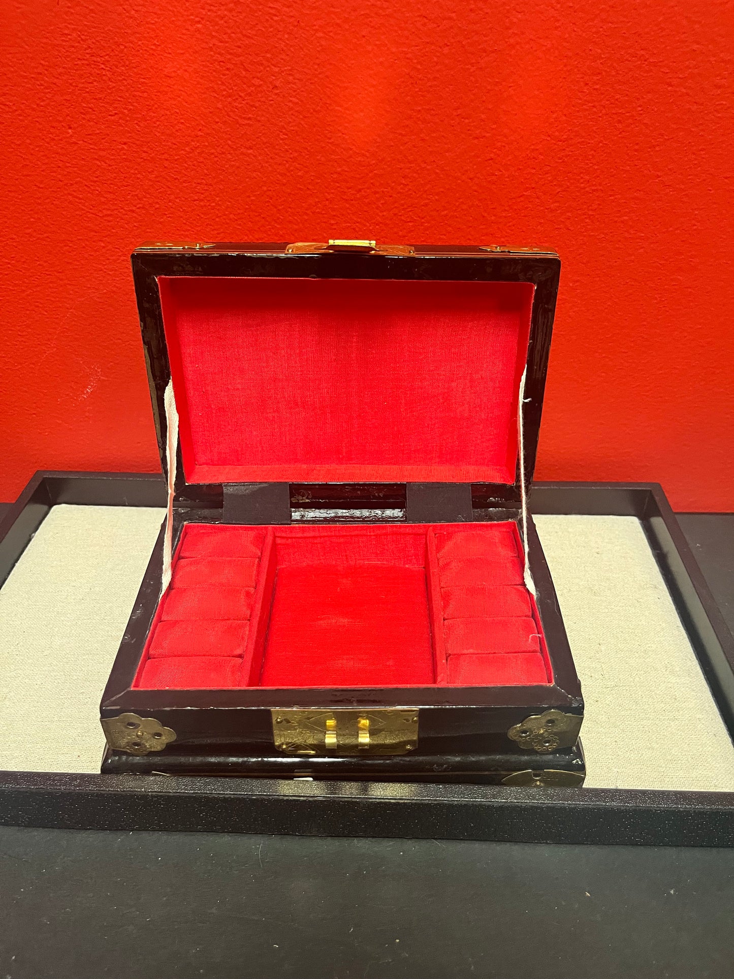 Lovely 7 x 5 x 3“ high Japanese hard-stone and lacquer jewellery box  great condition and a lovely gift