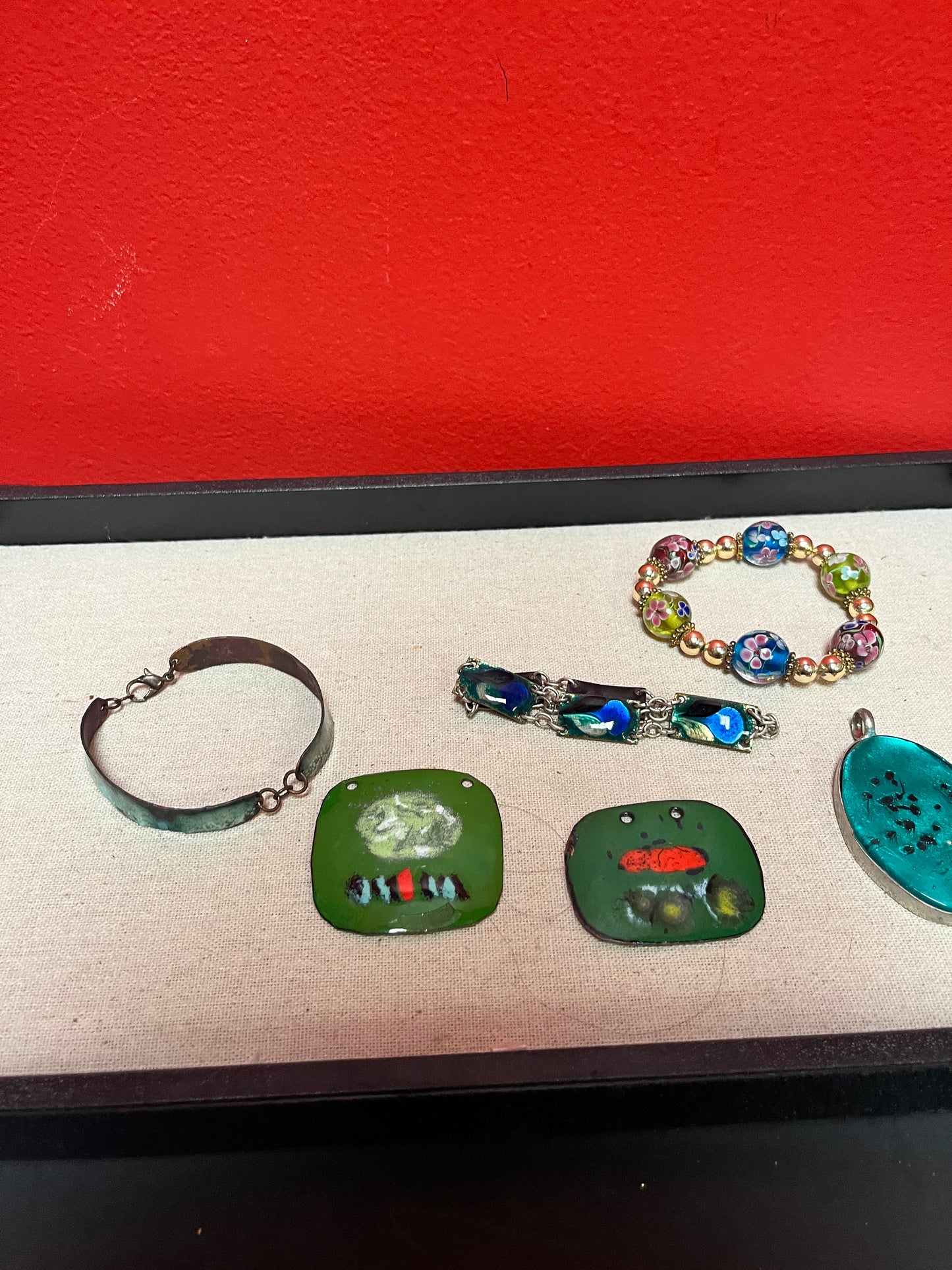Nice lot of enamel jewellery   perfect for gifts or resale - value priced