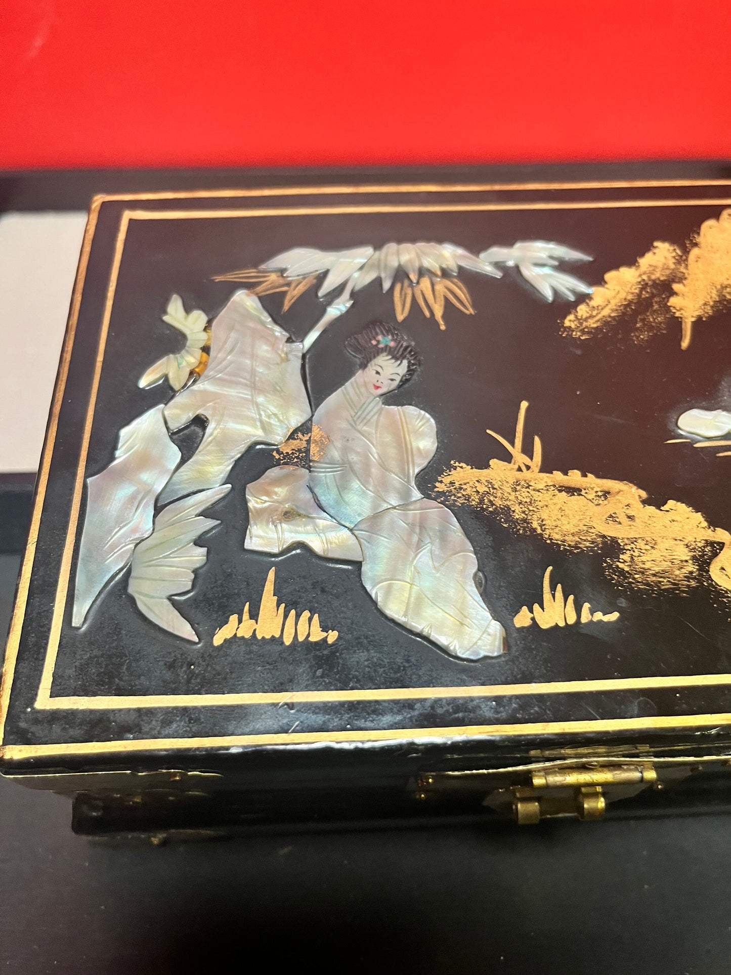 Lovely 7 x 5 x 3“ high Japanese hard-stone and lacquer jewellery box  great condition and a lovely gift