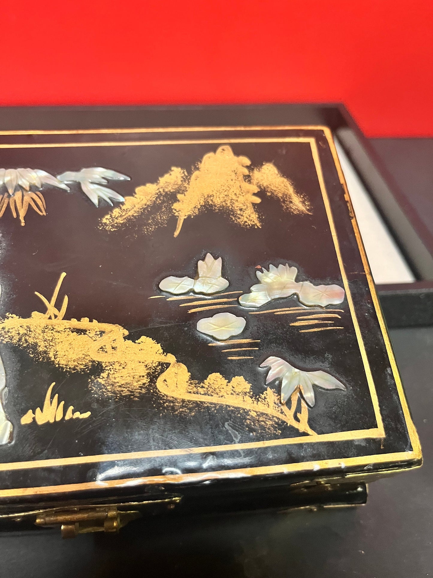 Lovely 7 x 5 x 3“ high Japanese hard-stone and lacquer jewellery box  great condition and a lovely gift