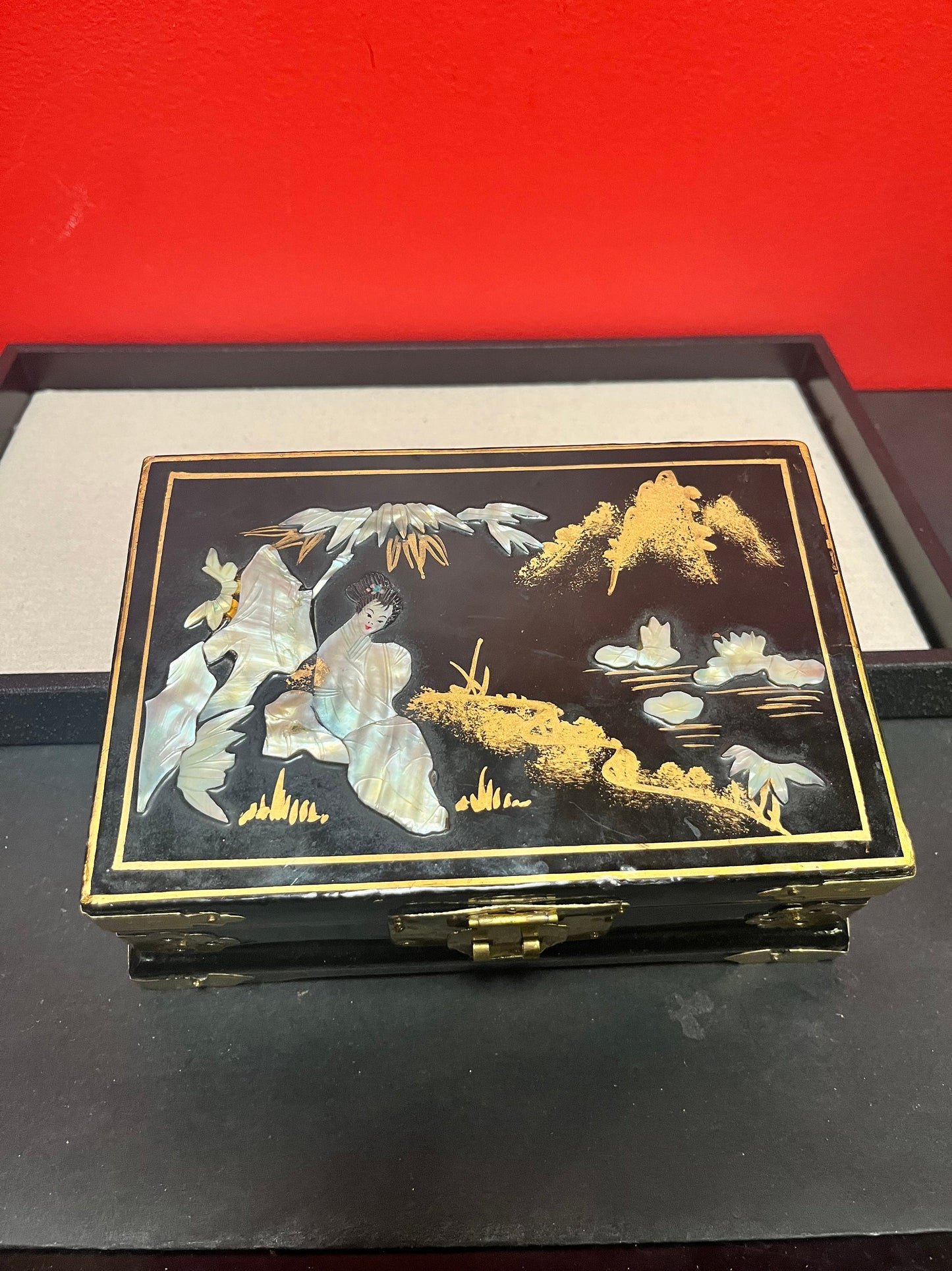 Lovely 7 x 5 x 3“ high Japanese hard-stone and lacquer jewellery box  great condition and a lovely gift
