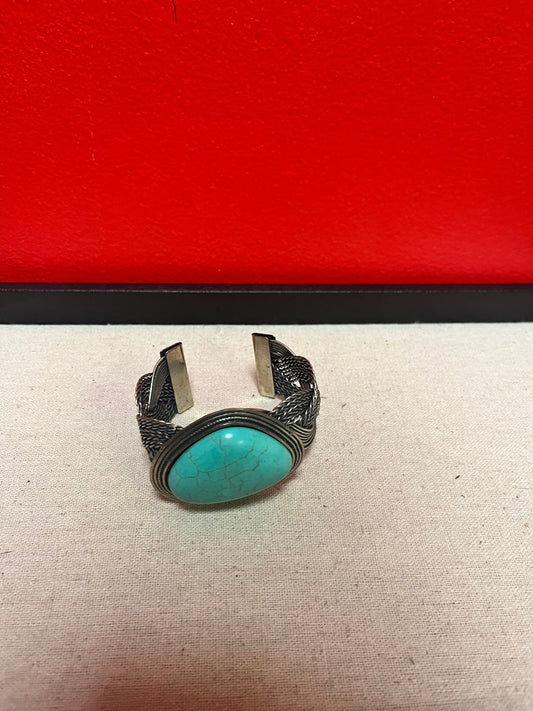 Stunning 2 1/2 inch wide unmarked Navajo silver and giant turquoise bracelet  beautiful gift  wow  28 grams