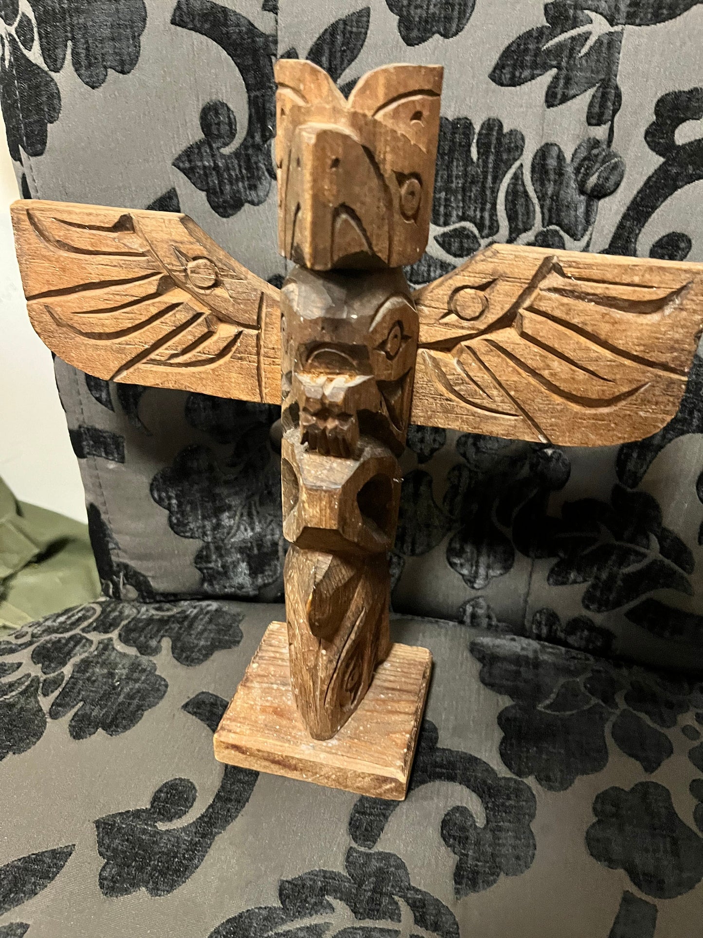 A  Beautiful 11 x 10“ wide primitive indigenous, first nations, Pacific Northwest coast signed totem pole  great transformation piece