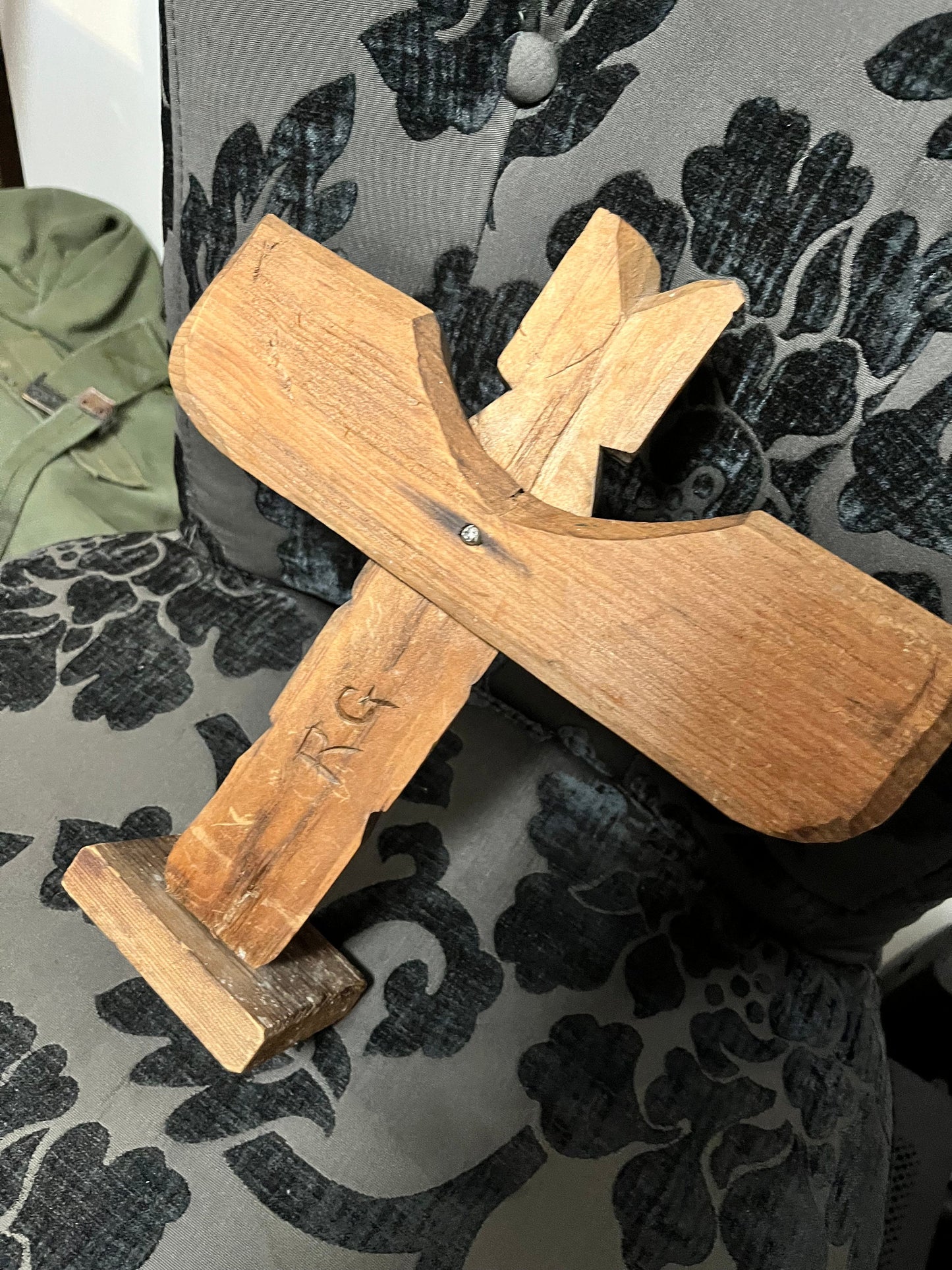 A  Beautiful 11 x 10“ wide primitive indigenous, first nations, Pacific Northwest coast signed totem pole  great transformation piece