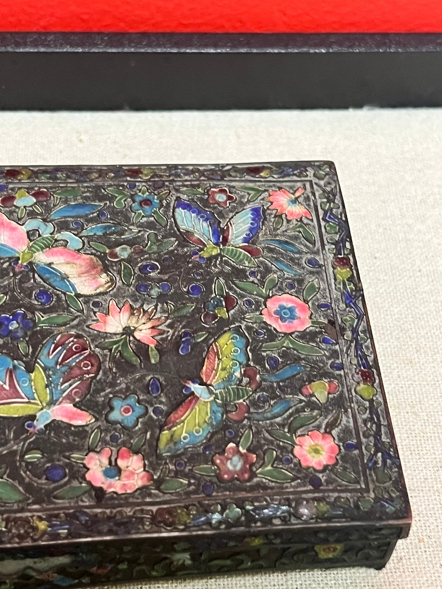 Rare 20th century Chinese enamel box   absolutely stunning condition  perfect gift