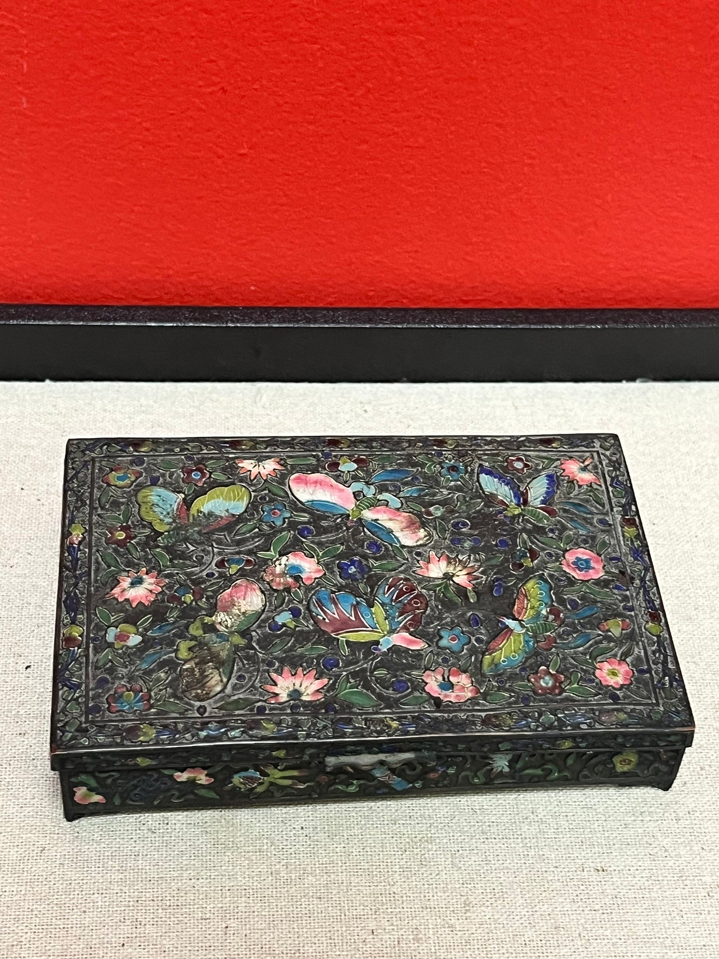 Rare 20th century Chinese enamel box   absolutely stunning condition  perfect gift