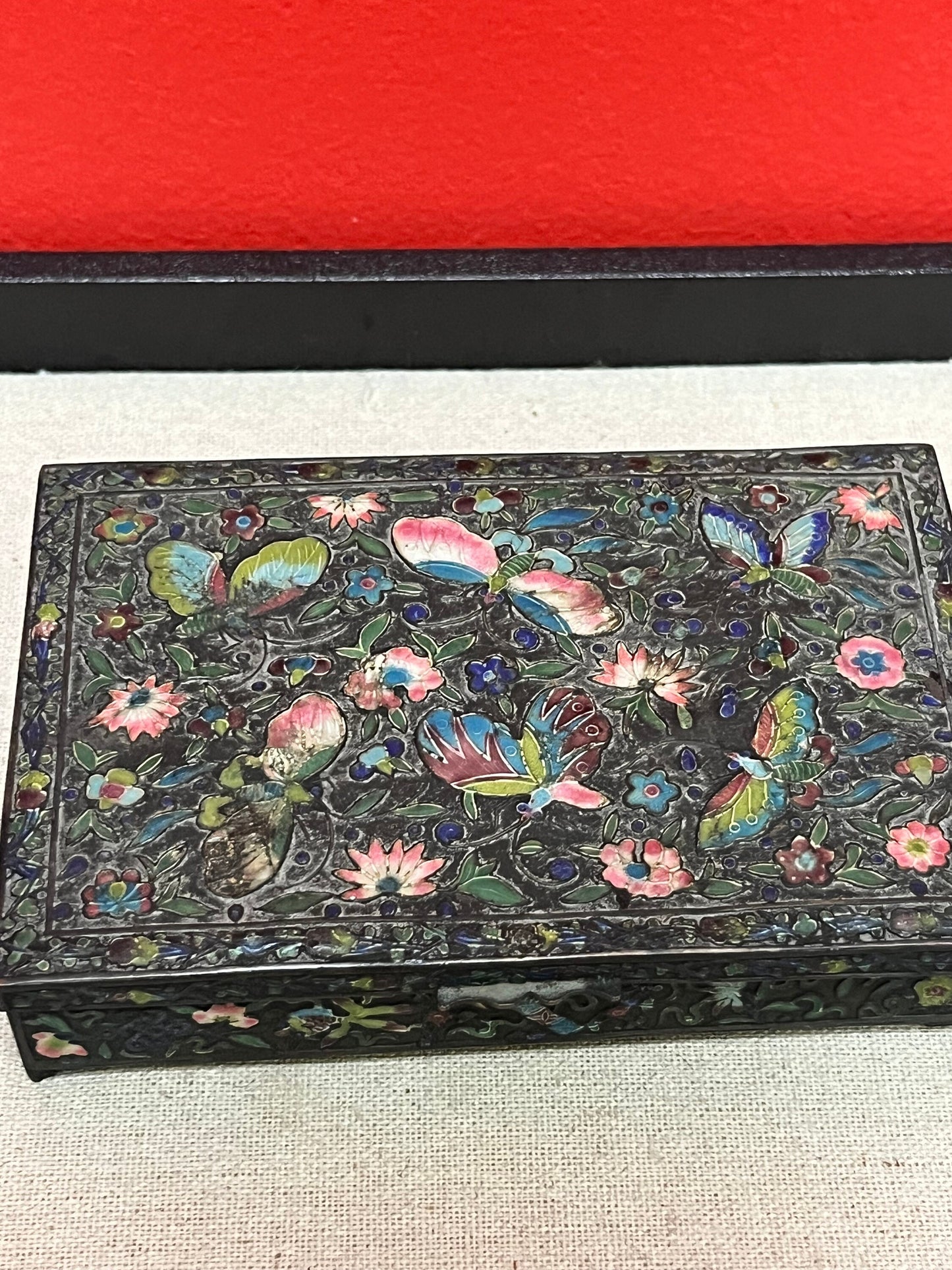 Rare 20th century Chinese enamel box   absolutely stunning condition  perfect gift
