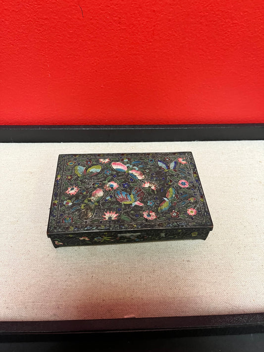 Lovely antique Chinese enamel box  4 1/2 x 3 1/2 by one and a half inch thick  nice condition  great value