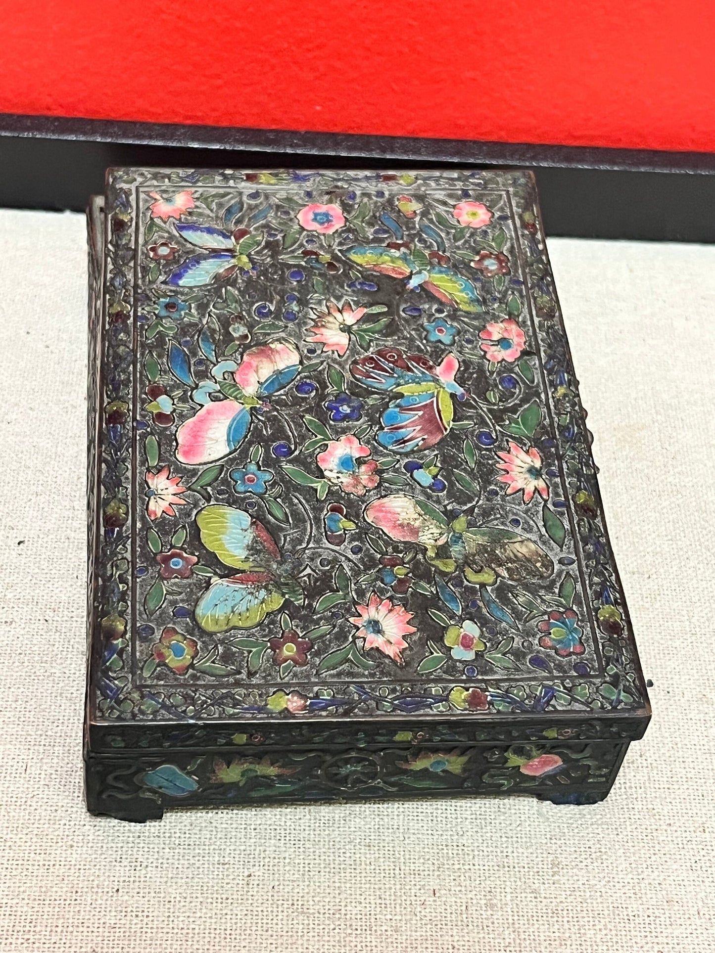 Rare 20th century Chinese enamel box   absolutely stunning condition  perfect gift