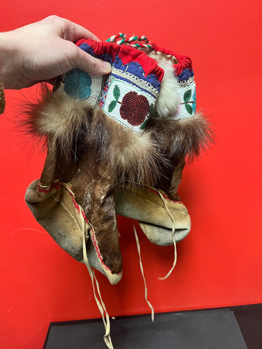 Lovely 10 x 13“ antique beaded indigenous, first nations, Pacific Northwest coast moccasin boots