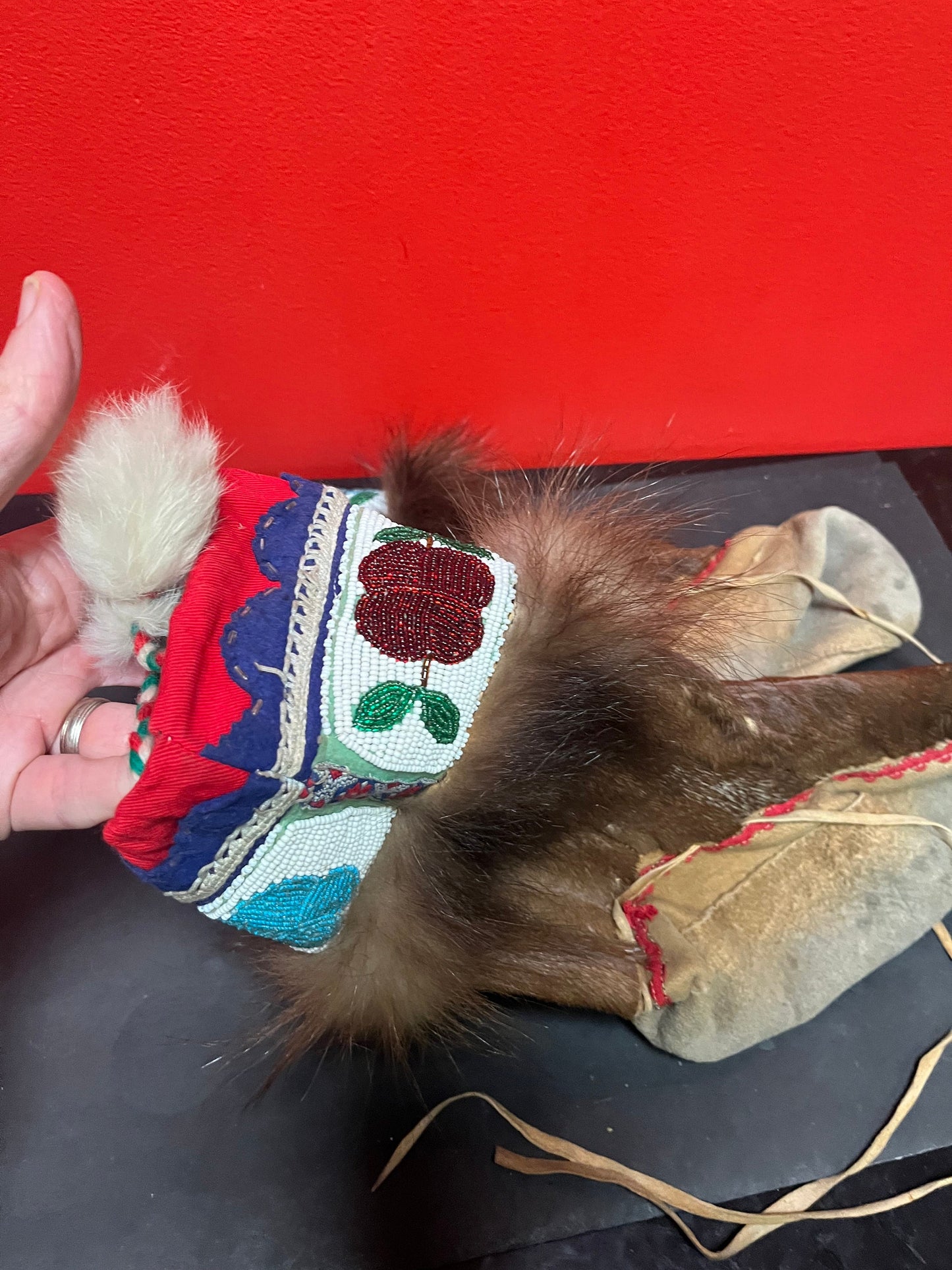 Lovely 10 x 13“ antique beaded indigenous, first nations, Pacific Northwest coast moccasin boots