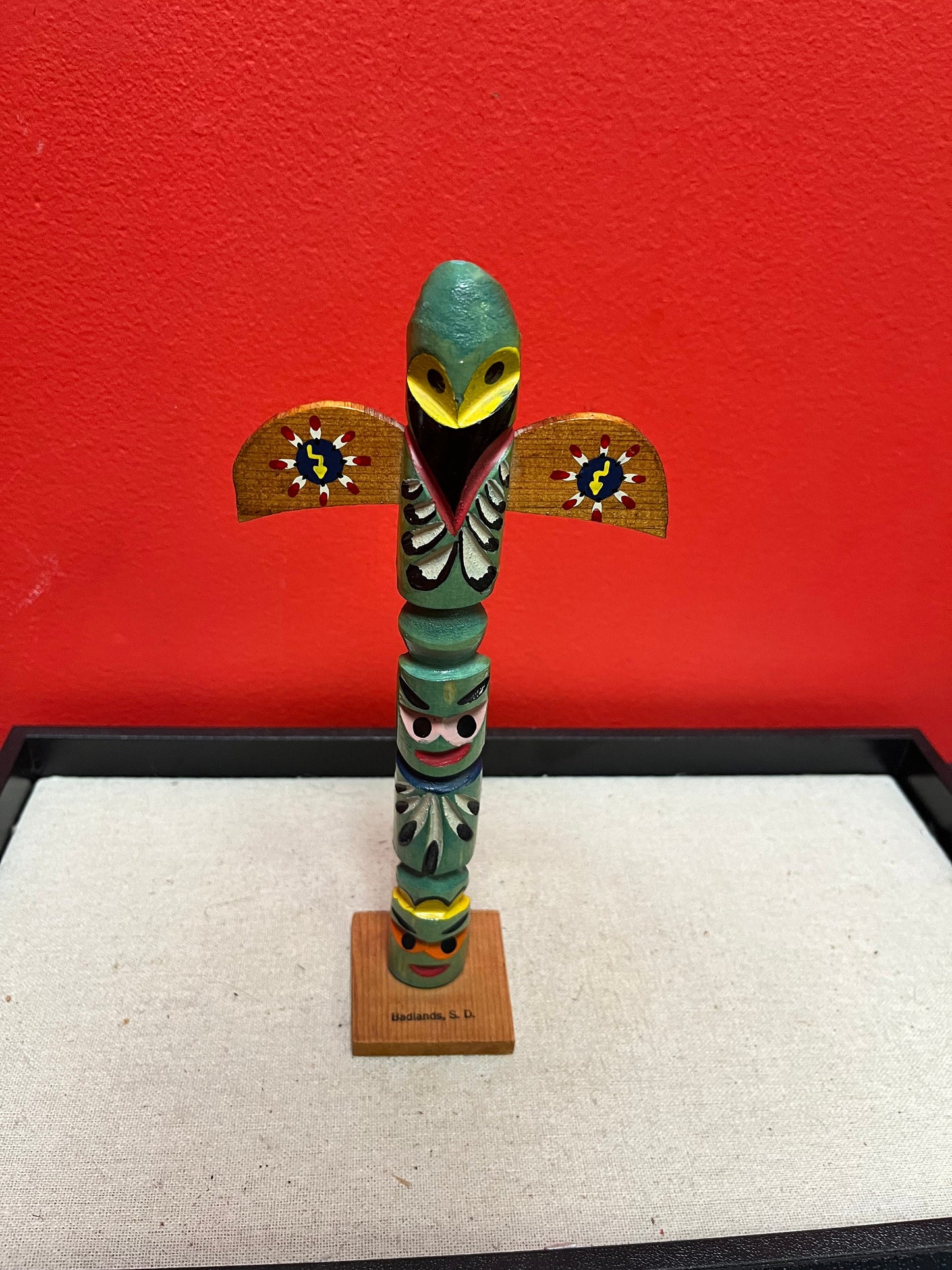 Stunning primitive 9 x 4 wide signed 1953 indigenous first nations American totem pole with wings  museum quality beauty