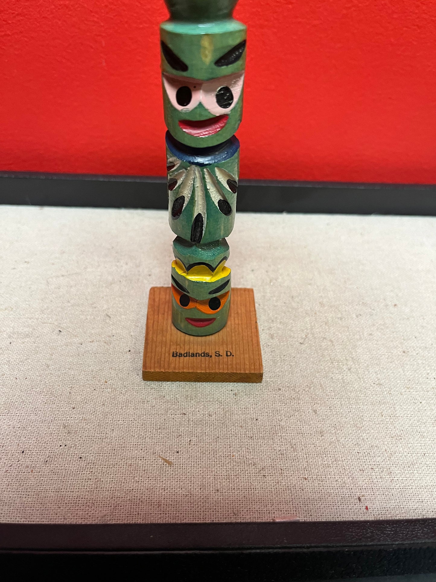 Stunning primitive 9 x 4 wide signed 1953 indigenous first nations American totem pole with wings  museum quality beauty