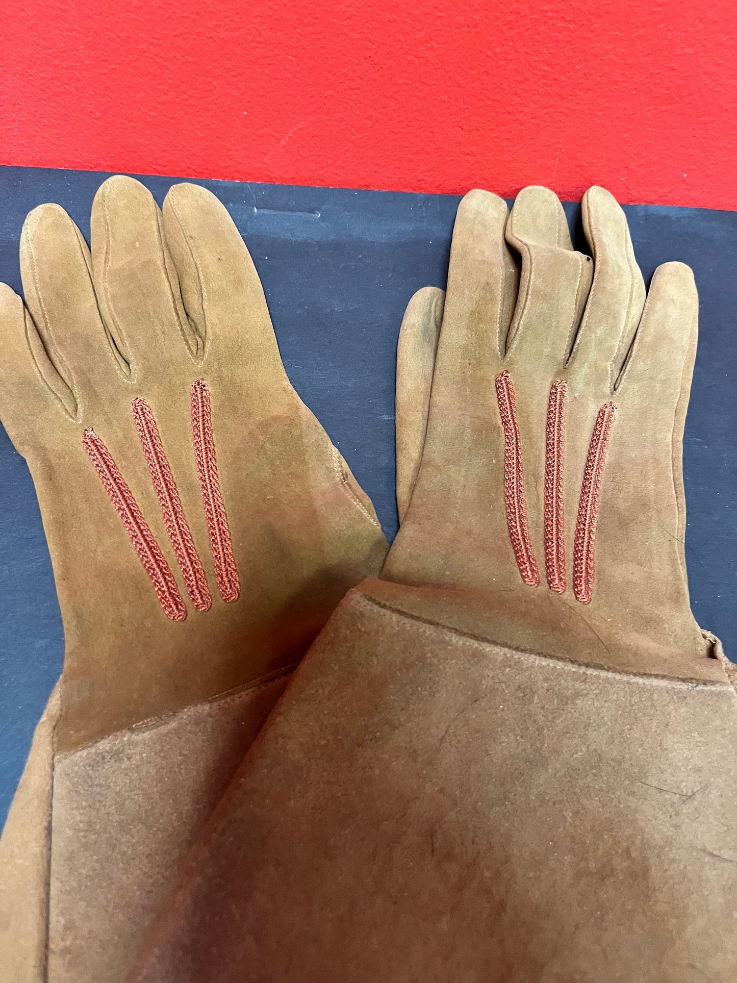 Lovely 12 inch Canadian leather vintage, indigenous gloves