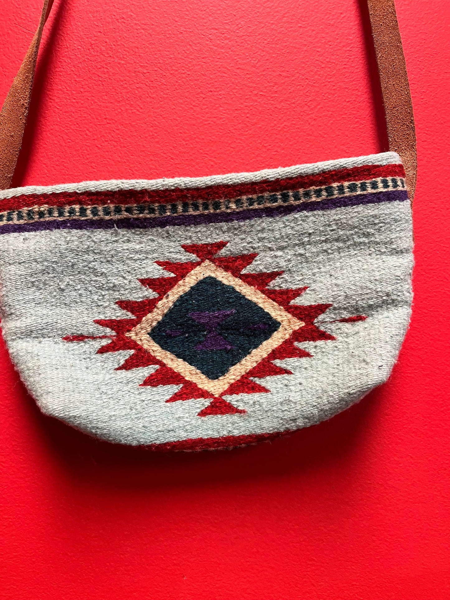 Lovely vintage tribal Mexican handbag  11 x 7“ high with long leather strap - Navajo style in great condition