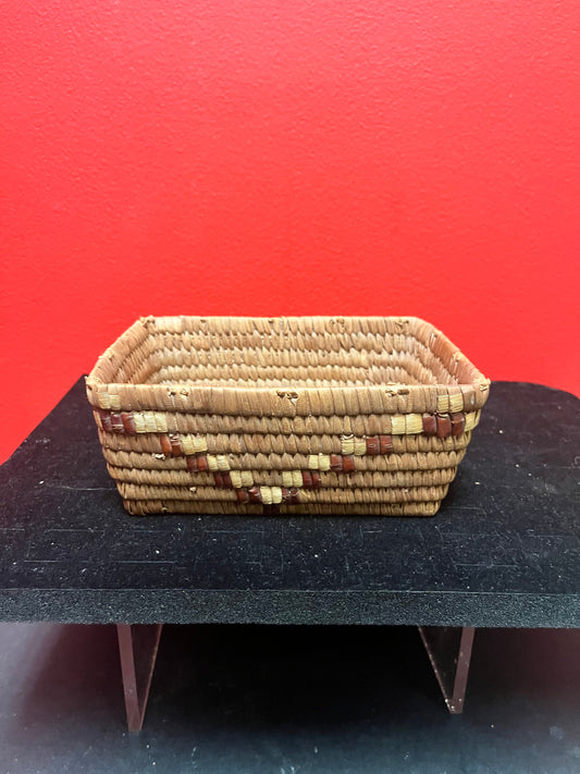Lovely 6 x 5 x 2 1/2“ high indigenous  coast Salish woven basket in in fabulous condition condition