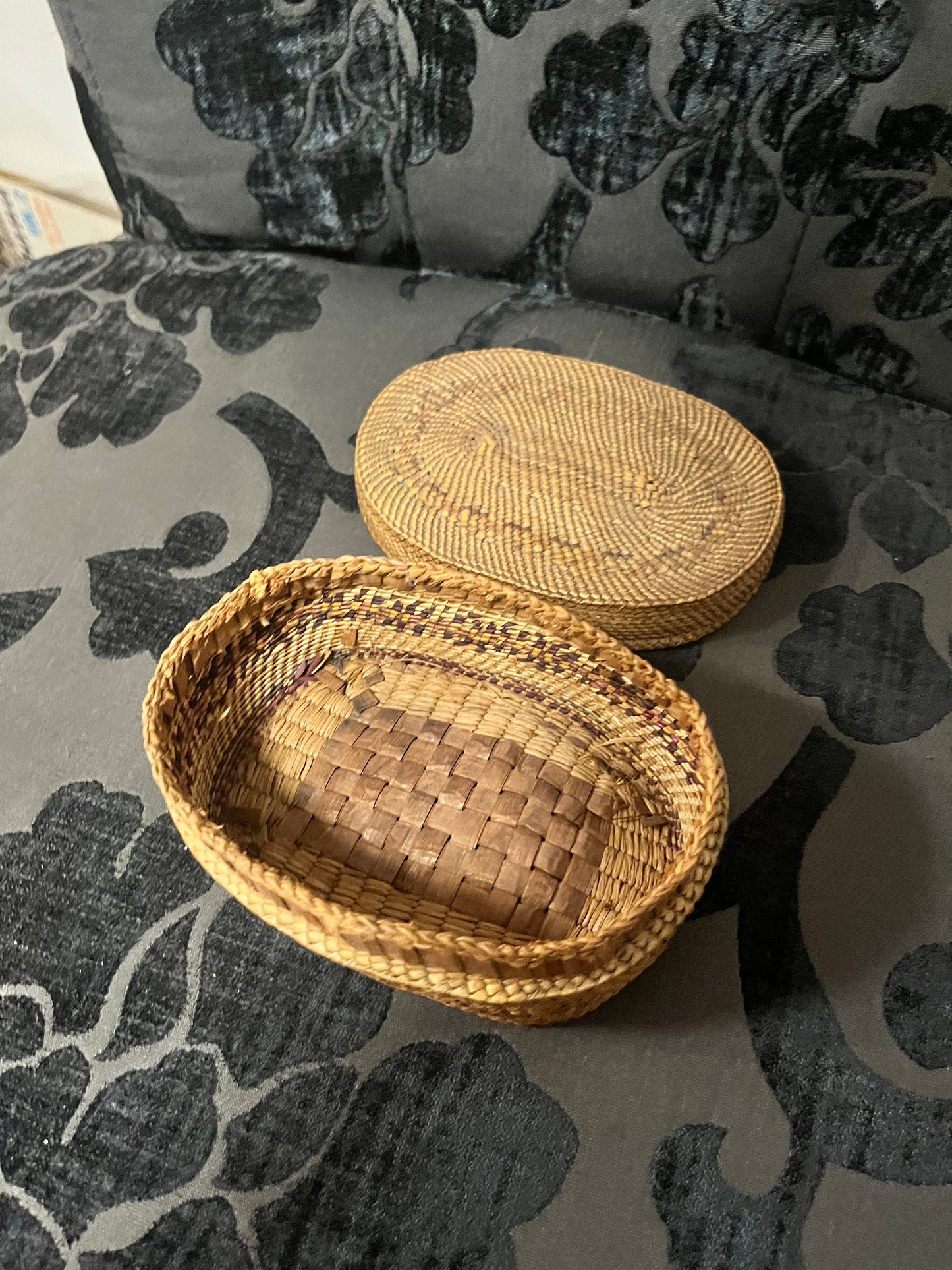 Fabulous 5 x 3 x 2“ high indigenous first nations Pacific Northwest coast Salish basket with lid   great condition and very very good price