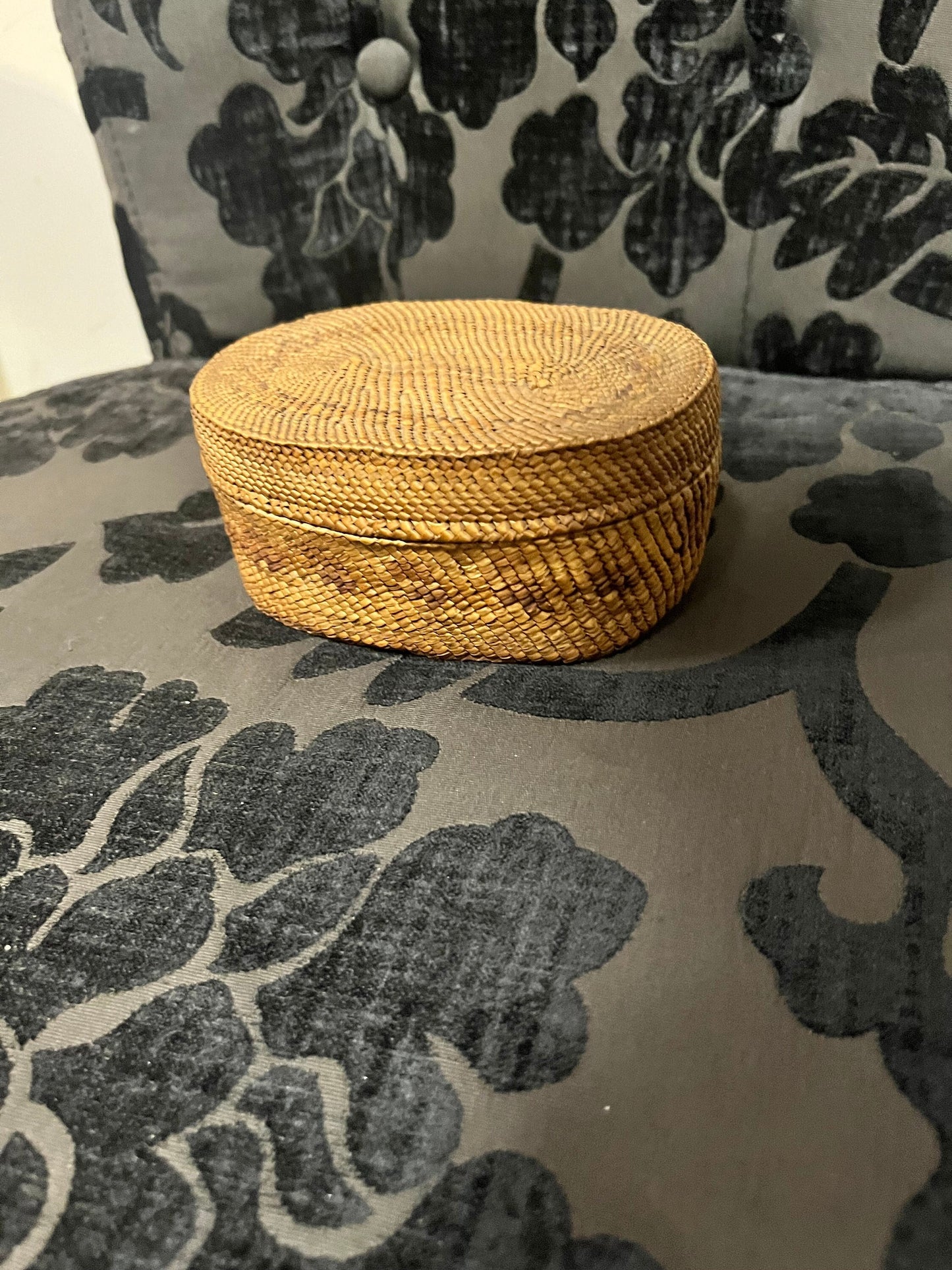 Fabulous 5 x 3 x 2“ high indigenous first nations Pacific Northwest coast Salish basket with lid   great condition and very very good price