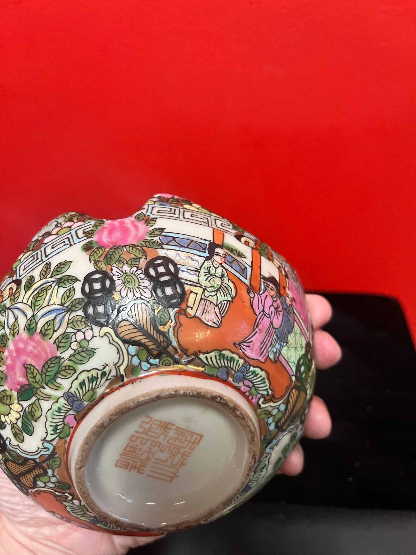 Lovely Chinese antique 6 inch famille rose bowl  perfect condition