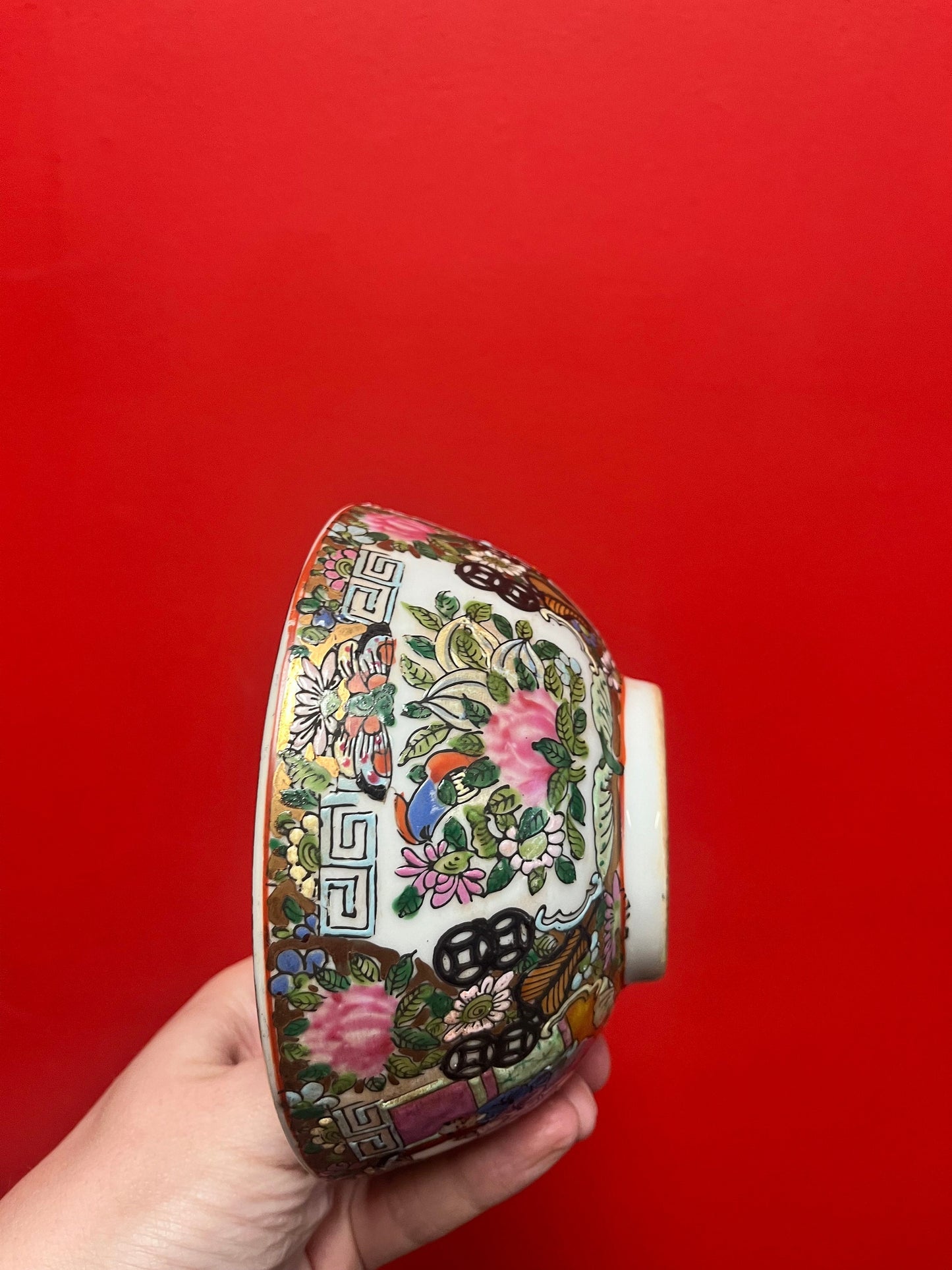 Lovely Chinese antique 6 inch famille rose bowl  perfect condition