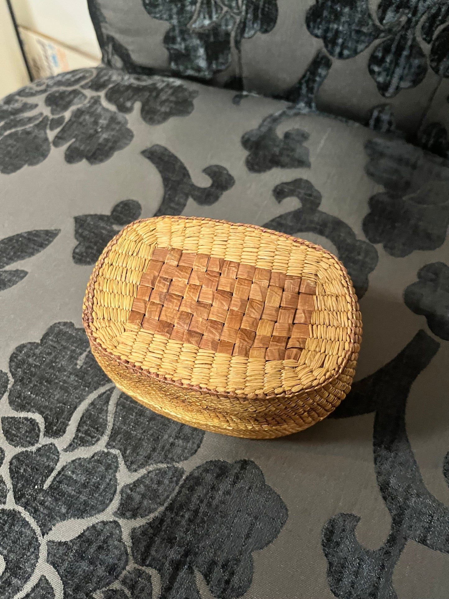 Fabulous 5 x 3 x 2“ high indigenous first nations Pacific Northwest coast Salish basket with lid   great condition and very very good price