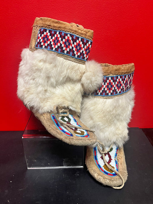 Stunning 9 x 10“ long indigenous Canadian Pacific Northwest coast moccasin boots with beading - wow  good antique condition