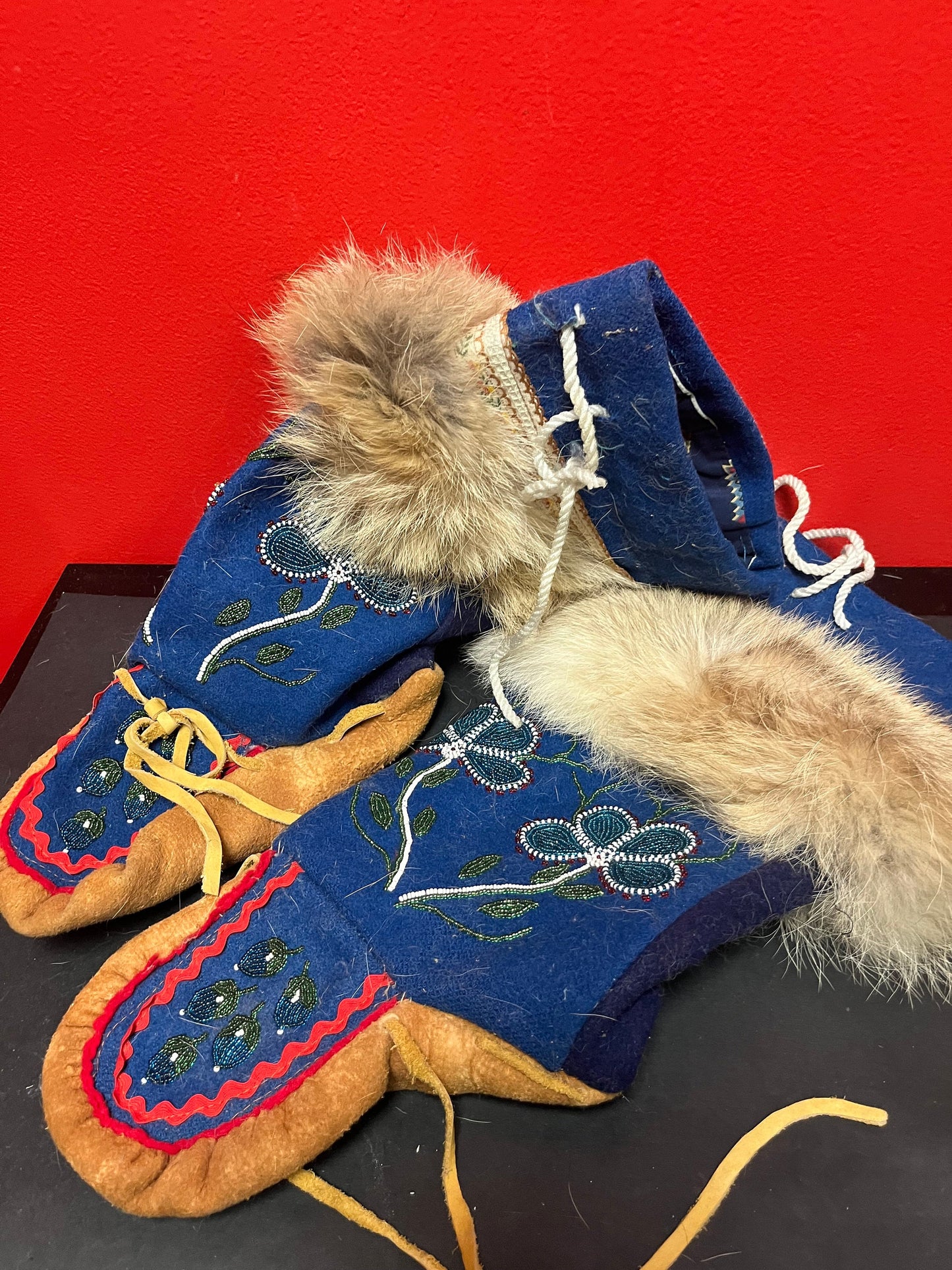 Indigenous first nations, Pacific Northwest Coast moccasin boots   15 x 9 long  not in good condition  low price  decoration