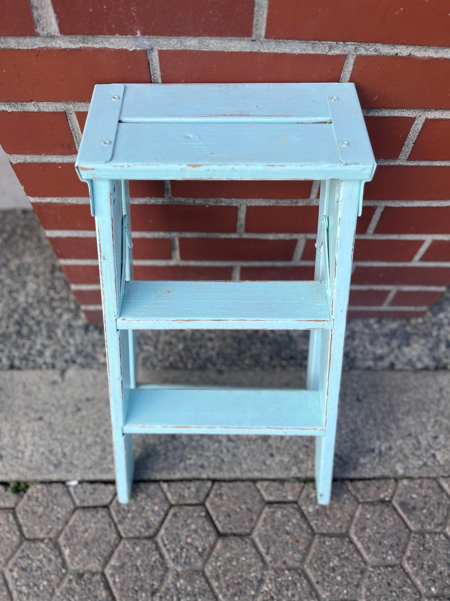 A  Stunning 24 x 11 x 5“ deep antique country shabby chic painted step stool or ladder - perfect for blankets or plants