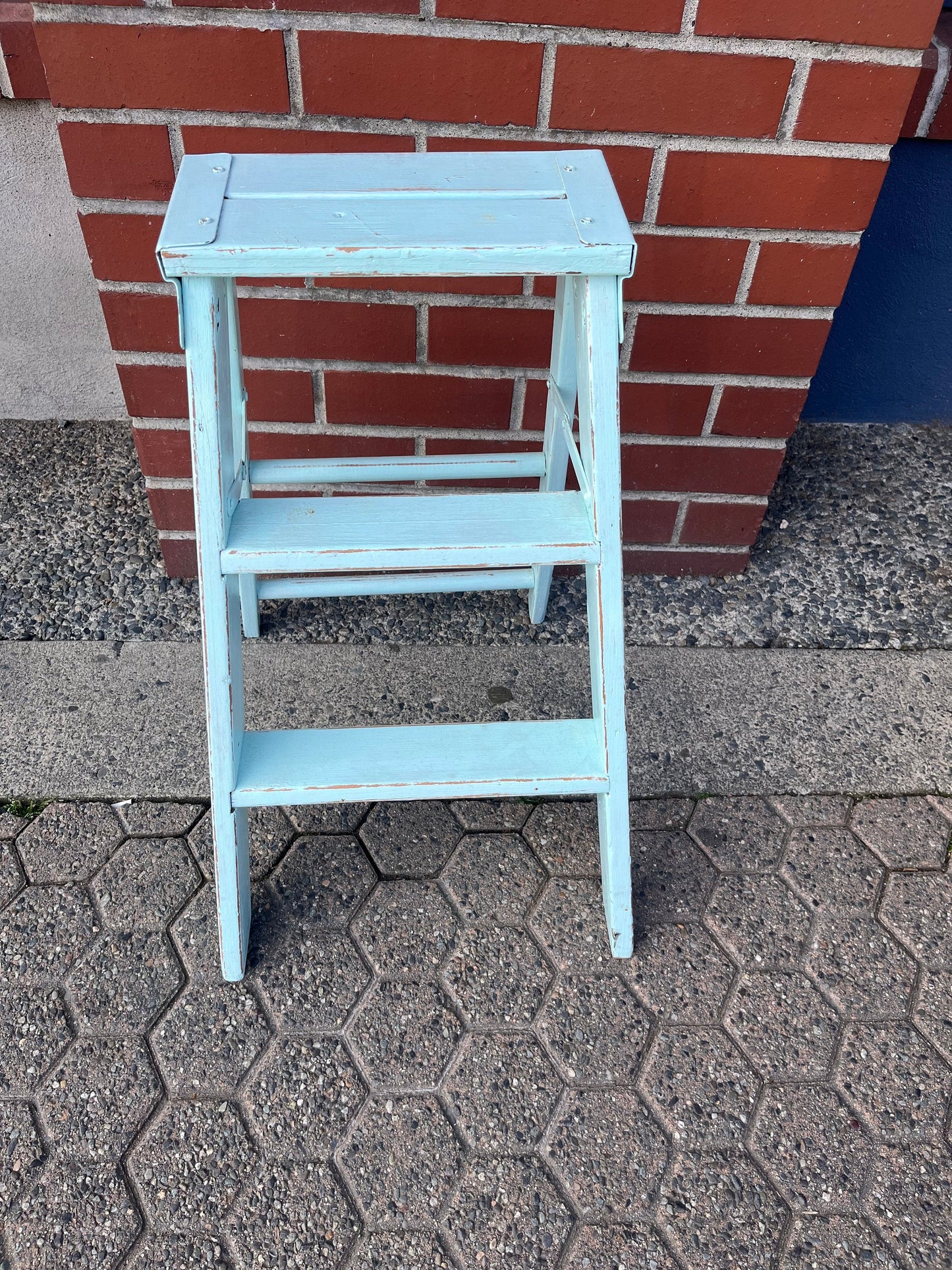 A  Stunning 24 x 11 x 5“ deep antique country shabby chic painted step stool or ladder - perfect for blankets or plants