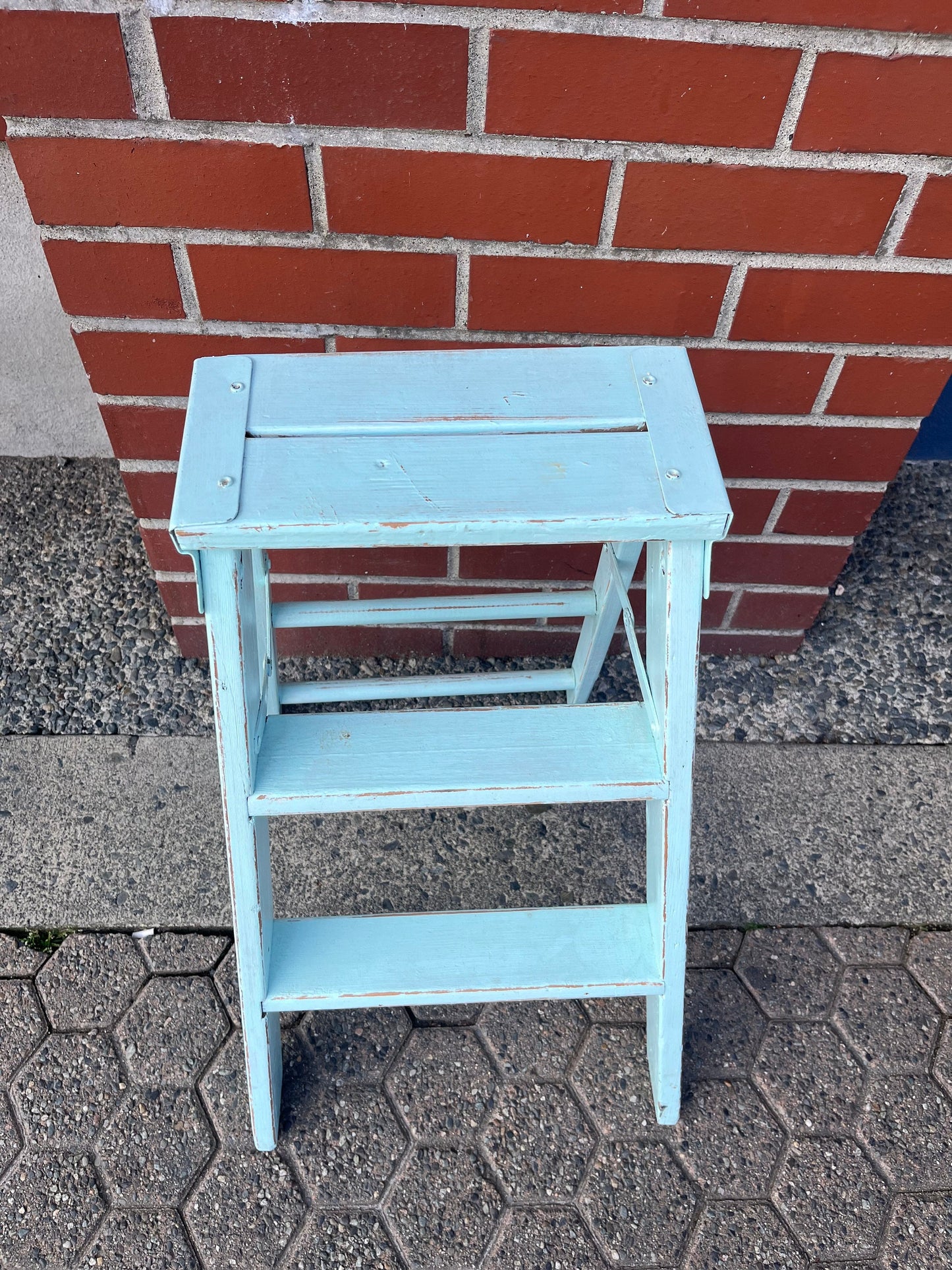 A  Stunning 24 x 11 x 5“ deep antique country shabby chic painted step stool or ladder - perfect for blankets or plants