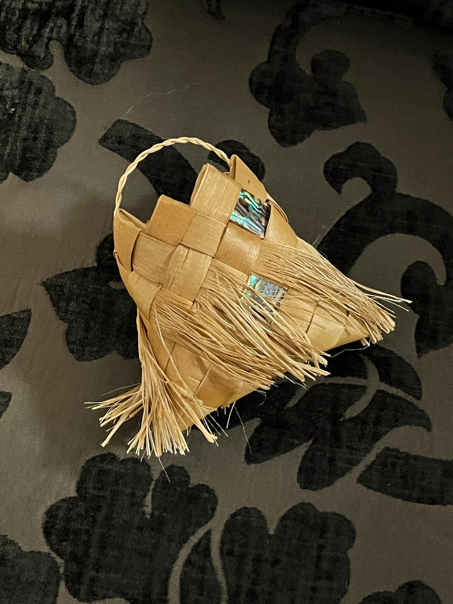 4 x 3 inch Canadian indigenous first nations Cedar bark basket with abalone  sweet and lovely condition