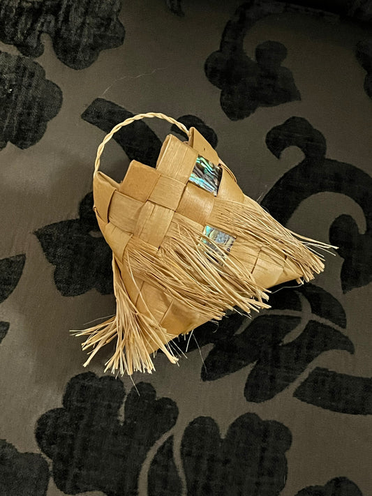 4 x 3 inch Canadian indigenous first nations Cedar bark basket with abalone  sweet and lovely condition