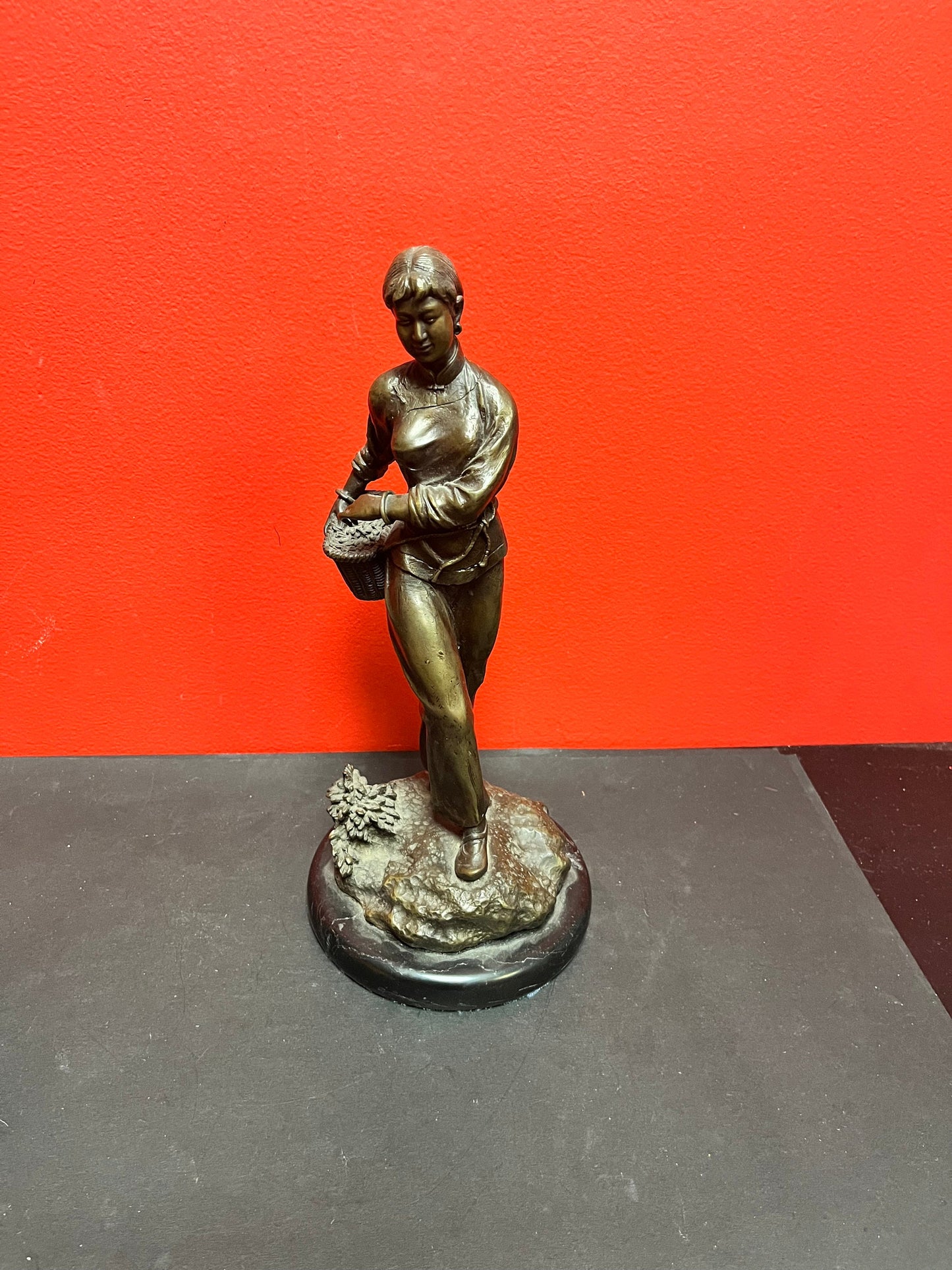 Stunning 12 inch tall bronze, Chinese signed statue of a lady  Asian beauty  Great detail  Value priced