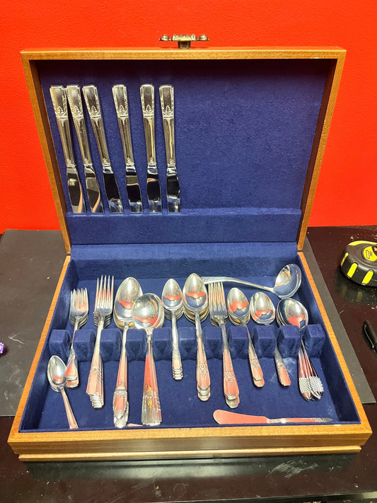 Huge amount of silver plate cutlery and beautiful - no wood canteen  two sets mix and match  great value  roll the dice